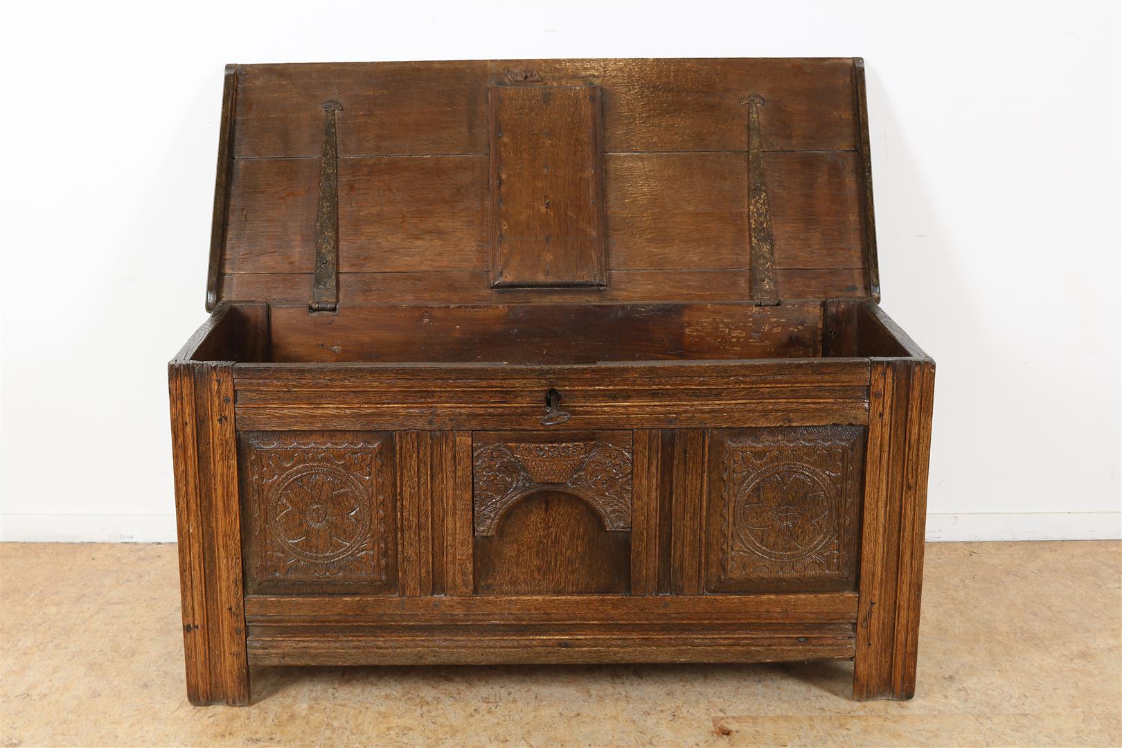 Oak blanket chest with 3 carved front panels with relief decor of a flower basket, iron hinges and - Image 2 of 5