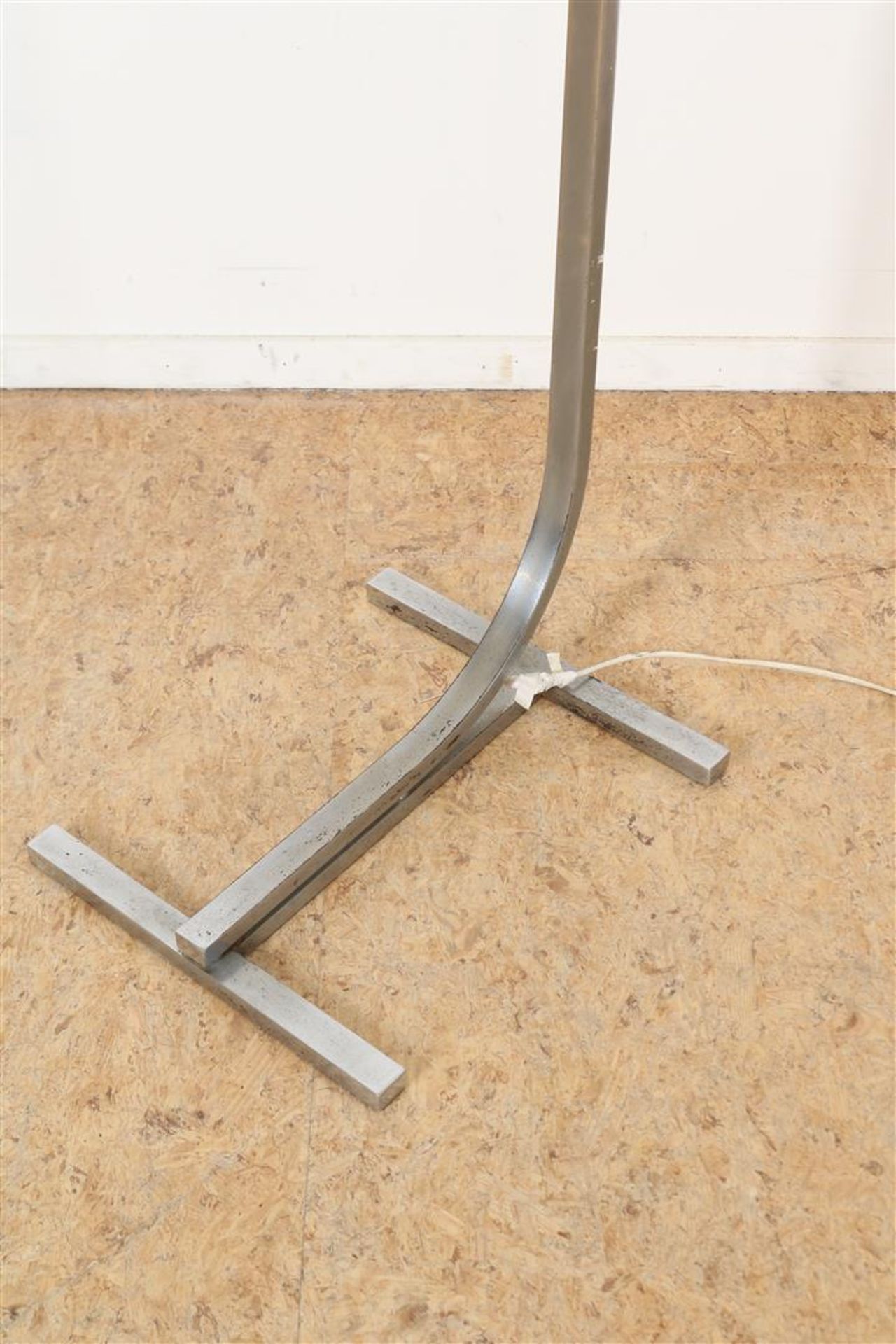 Chrome-plated steel floor lamp, design: F. Helgen  - Bild 3 aus 4