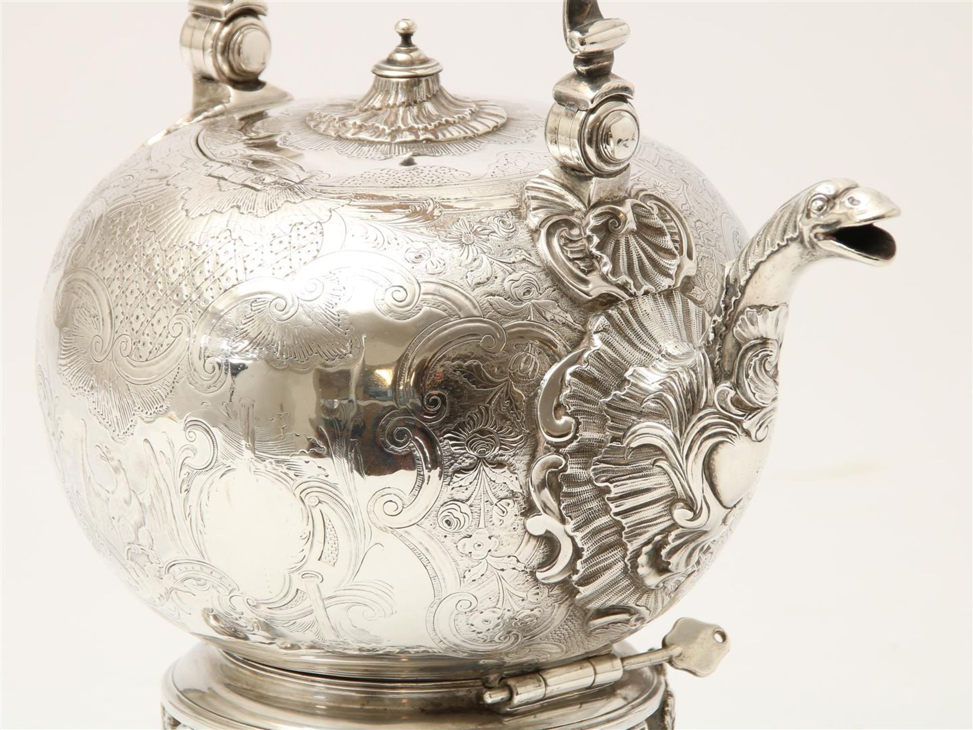 Silver Georgian teapot with engraving of C-volutes, on bouilloire decorated with mascerons and shell - Image 4 of 11