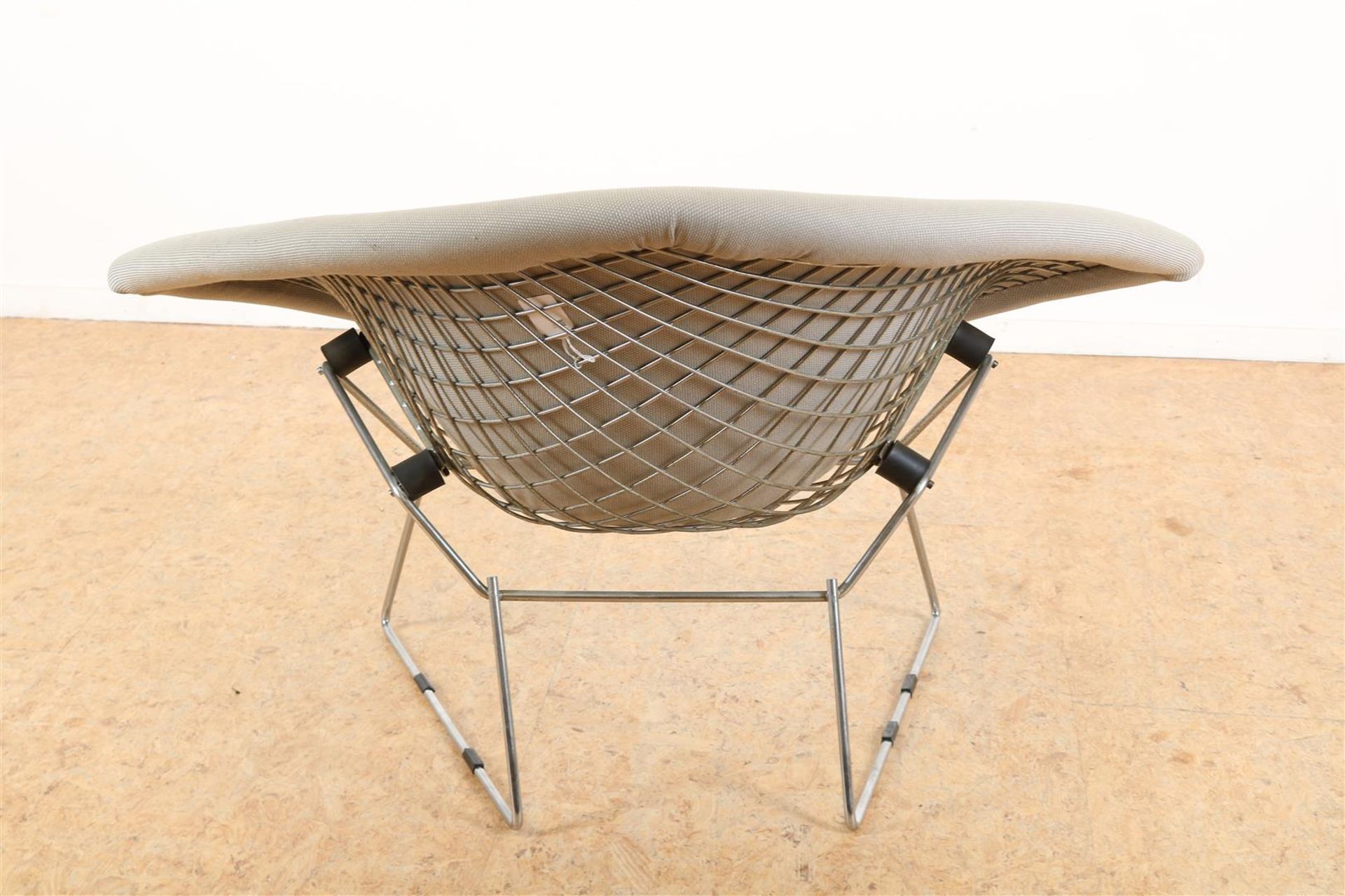 Wire steel design chair with gray upholstery, designer Harry Bertoia for Knoll (1952). sticker on - Image 3 of 4
