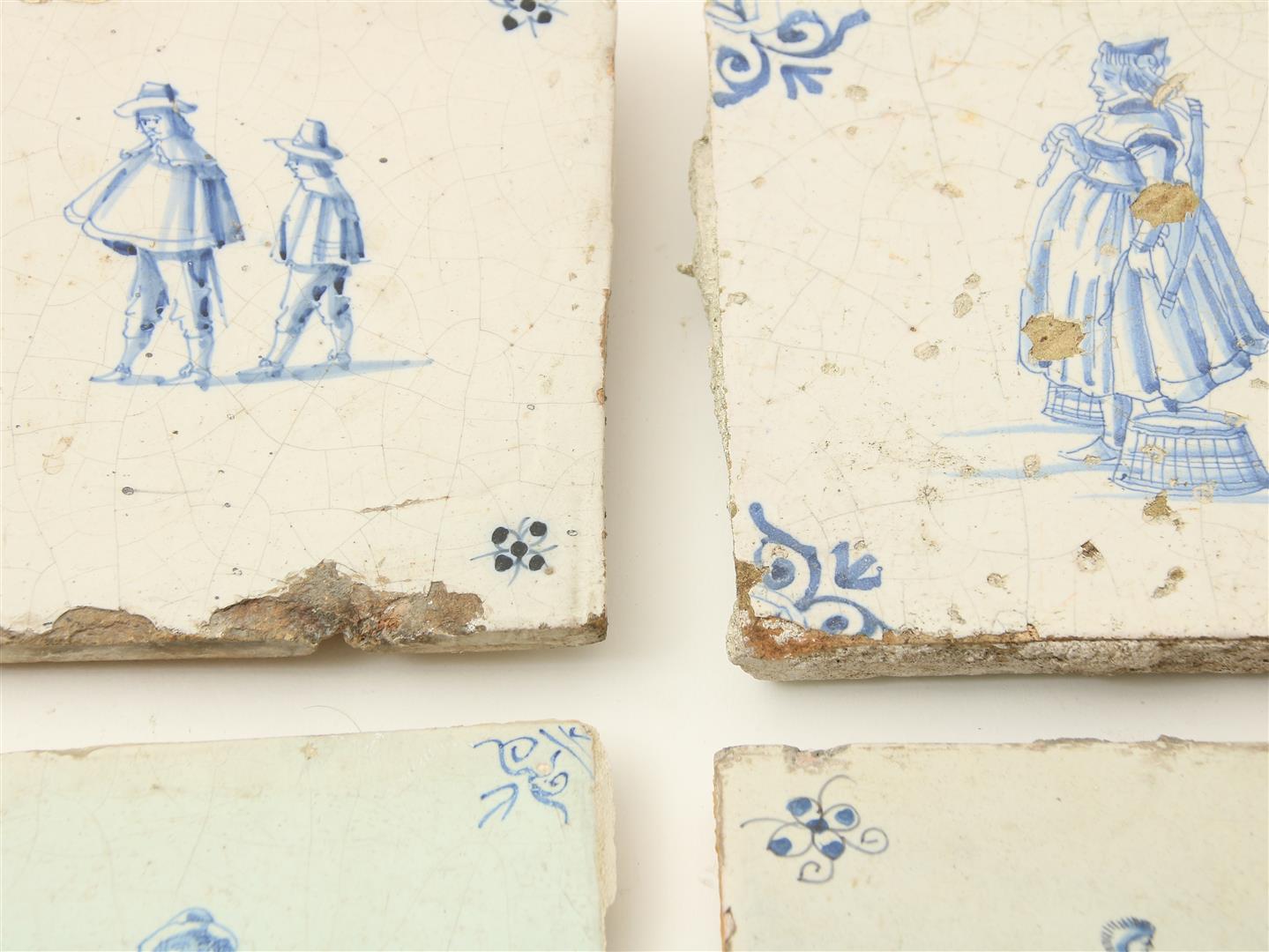 A lot of 7 various 17th century earthenware tiles decorated with figures (various qualities) (7x) - Image 3 of 4