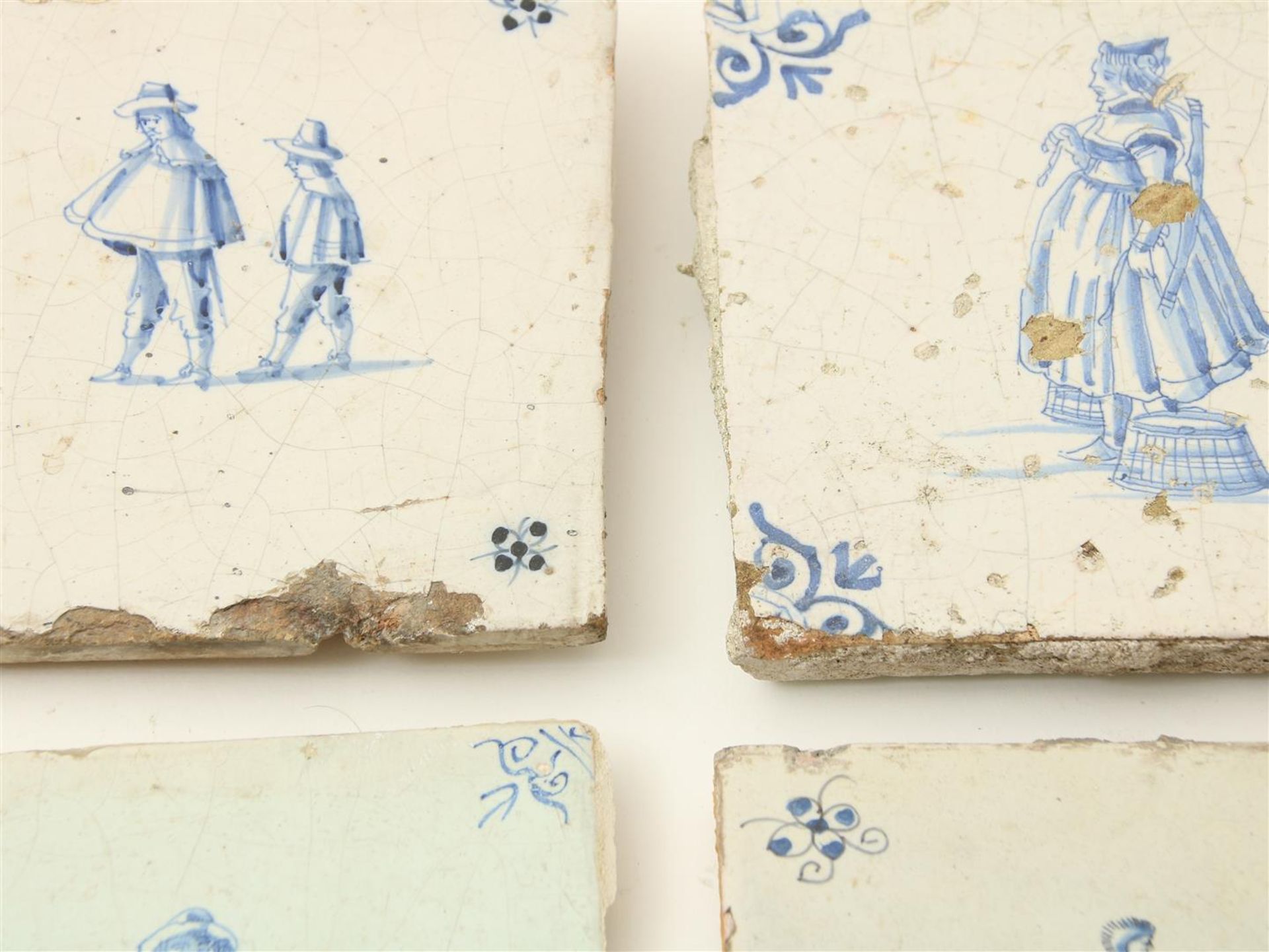 A lot of 7 various 17th century earthenware tiles decorated with figures (various qualities) (7x) - Image 3 of 4