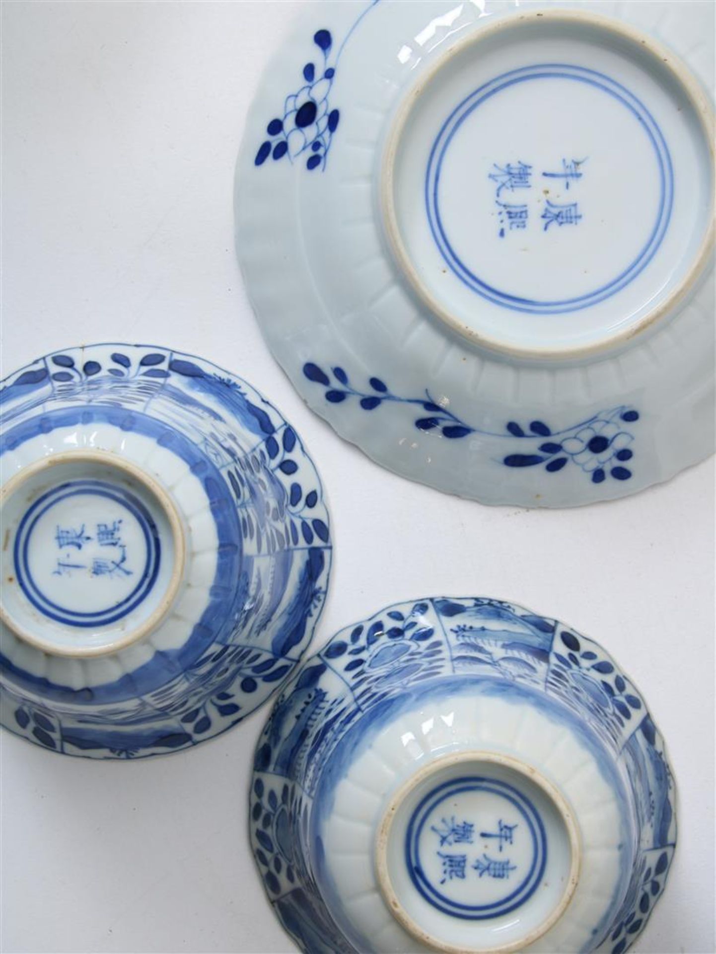 Lot of 13 porcelain cups and 10 saucers decorated with landscapes and parsley decor, Kangxi mark, - Image 8 of 8