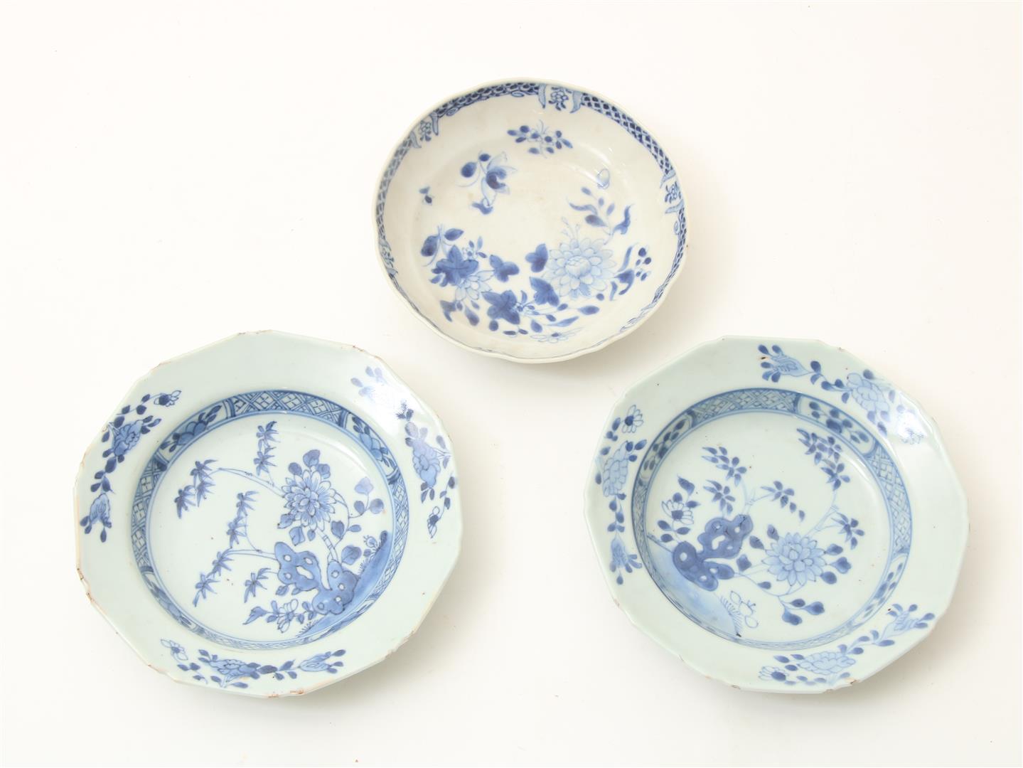 Lot of 2 porcelain 10-sided plates (frittings) and a blue bowl decorated with flowers, Yongzheng