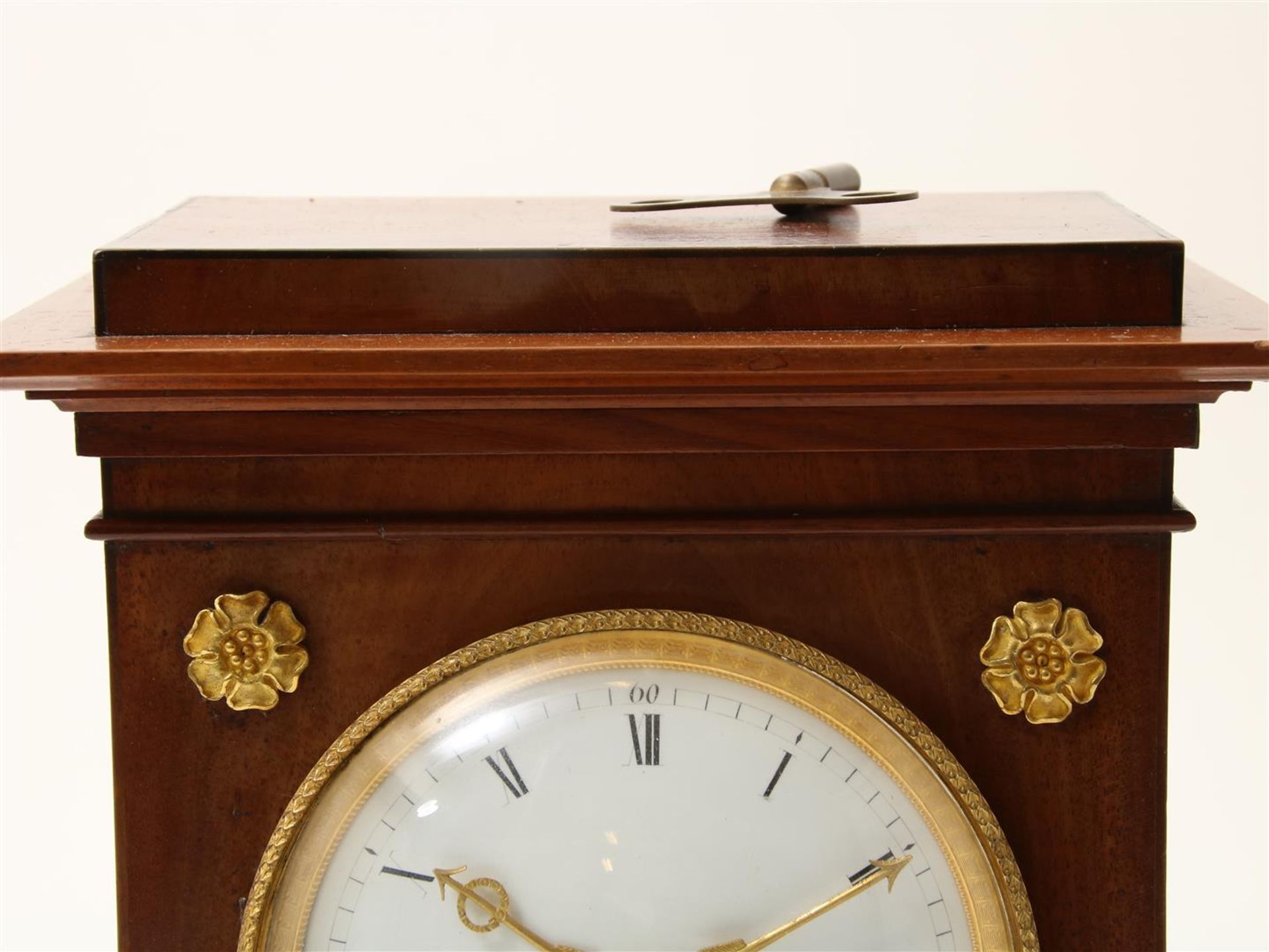 Empire mantel clock in mahogany case with white enamel dial with Roman numerals and fire-gilt Sphinx - Image 2 of 5