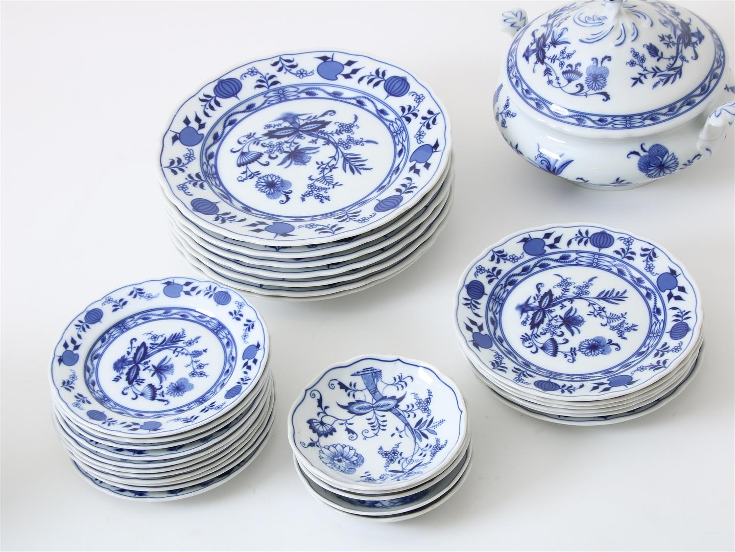 Approximately 50 pieces of porcelain tableware with zwiebelmuster decor, including bowls, - Image 8 of 9