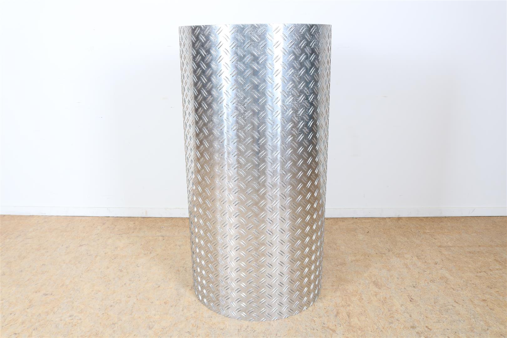 Cylindrical aluminum diamond plate design standing table with shelf, 110 x 57 cm. - Image 3 of 4