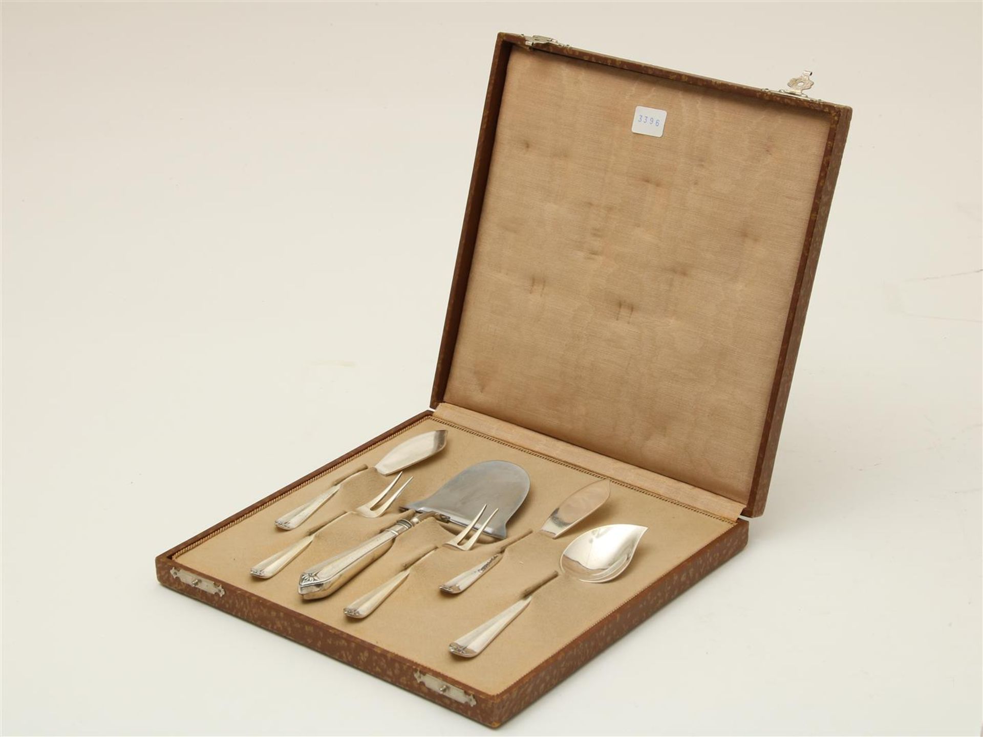 Silver breakfast set in cassette, decorated with flower decor and hammer, consisting of cheese