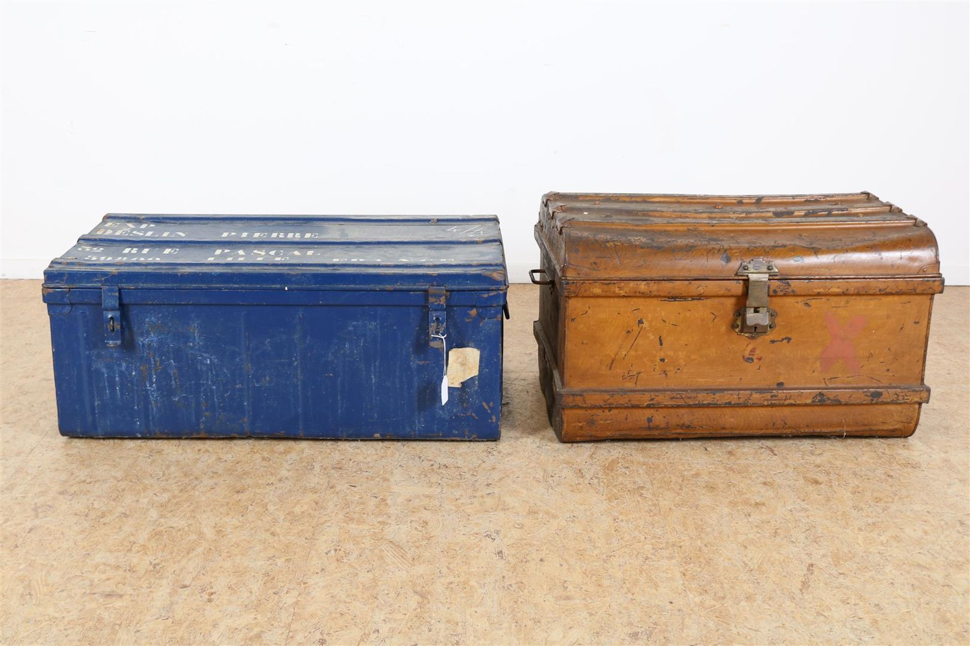 Lot of a blue-painted metal lidded box with text on the lid, 37 x 88 x 51 cm., and a brown-painted