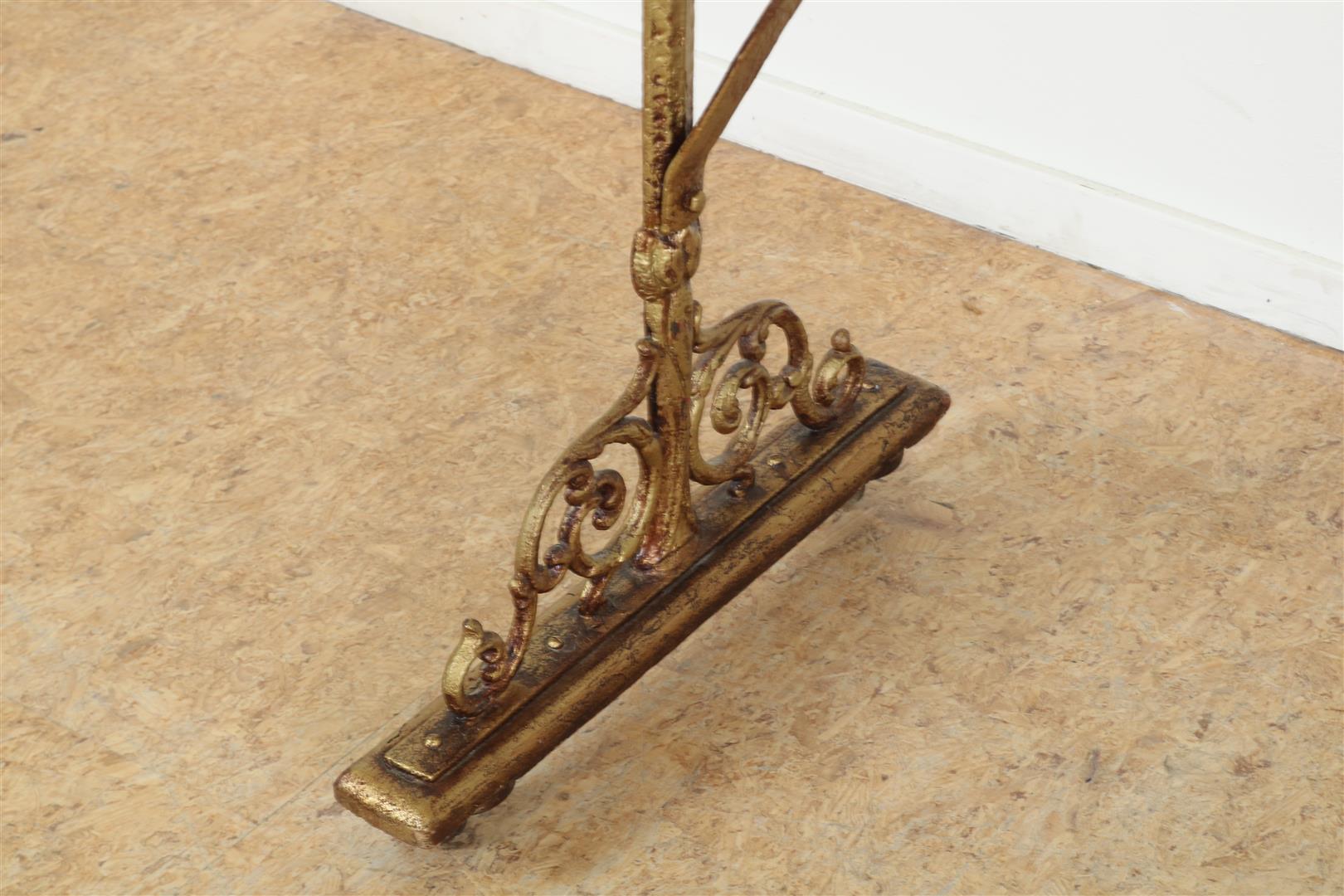 Serving table on gilded cast iron base with leaves and tendrils relief with original marble top on - Image 4 of 4