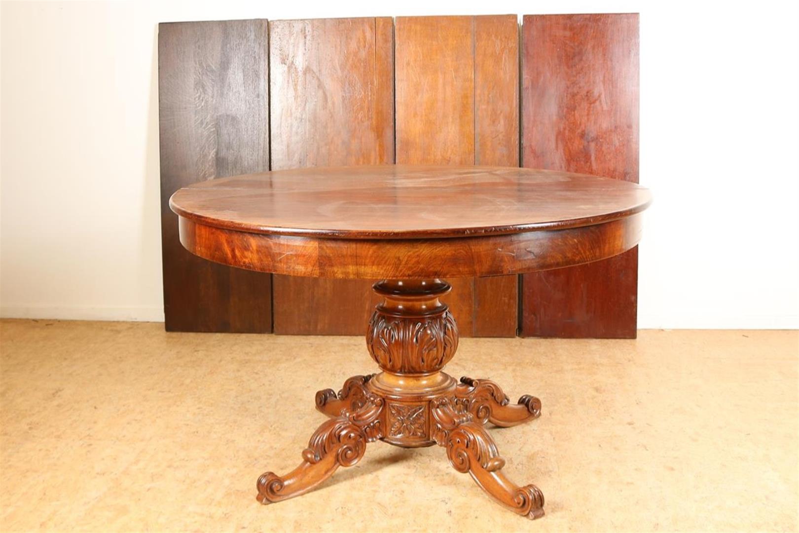 Mahogany Willem III wings table on carved flower leg ending in 4 branch, Holland, circa 1880, 75 x