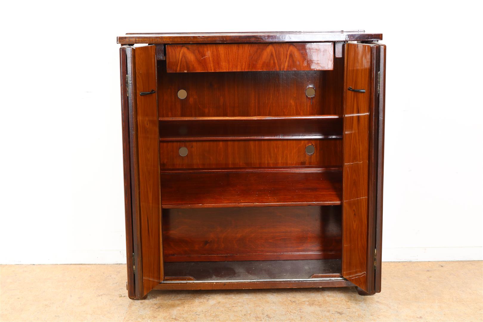 Mahogany veneered shoe cabinet with 2 shutter doors and internal drawer and sloping shelves, 83 x 90 - Image 2 of 4