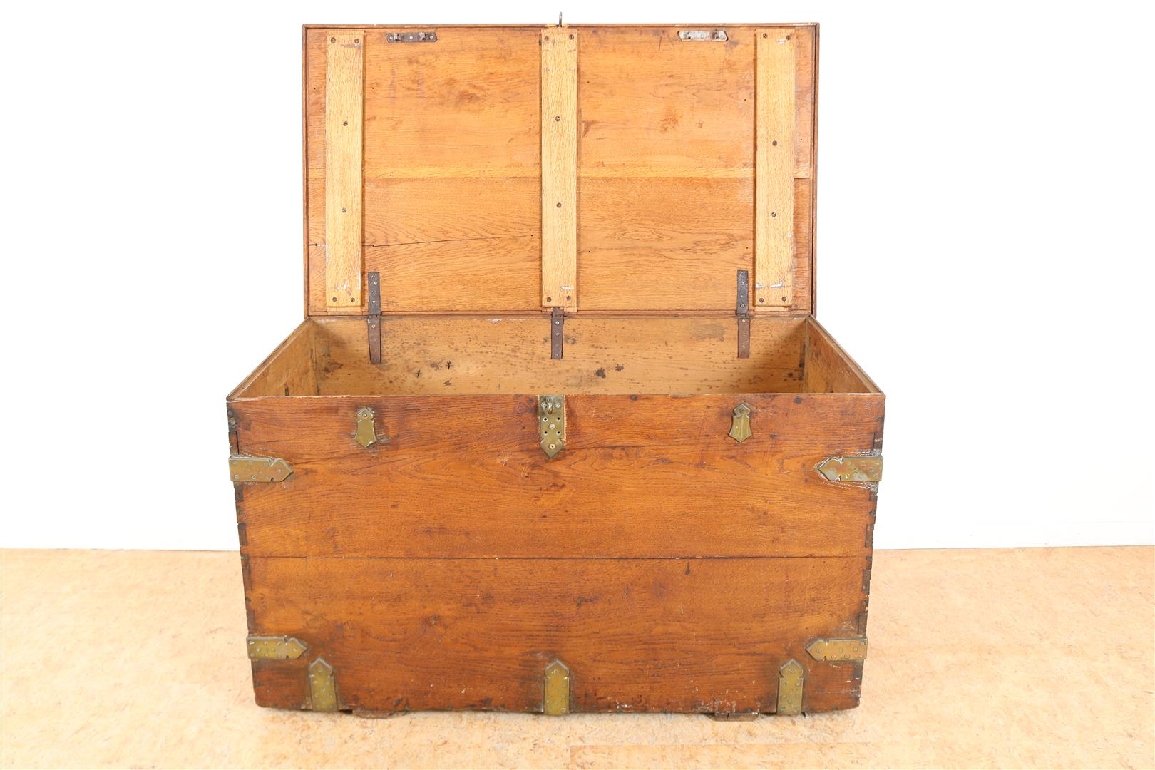 Oak Colonial blanket chest with brass fittings and handles, late 19th century, 58 x 105 x 60 cm. - Image 3 of 4
