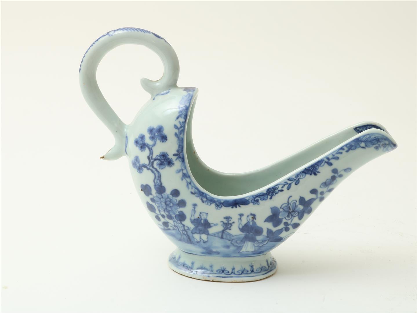 Porcelain Qianlong sauce boat with scrolling handles, blue white decor of Long Lisa and child,