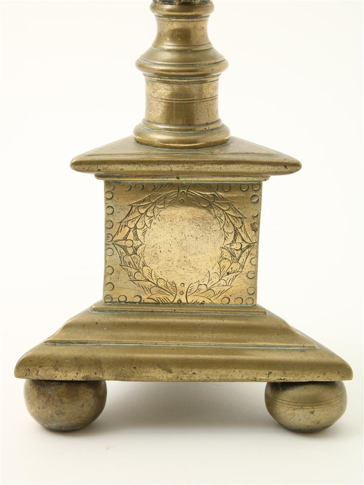 Bronze pen candlestick on triangular leg, on ball legs, Southern Europe, 17th century, height 58 - Image 4 of 4