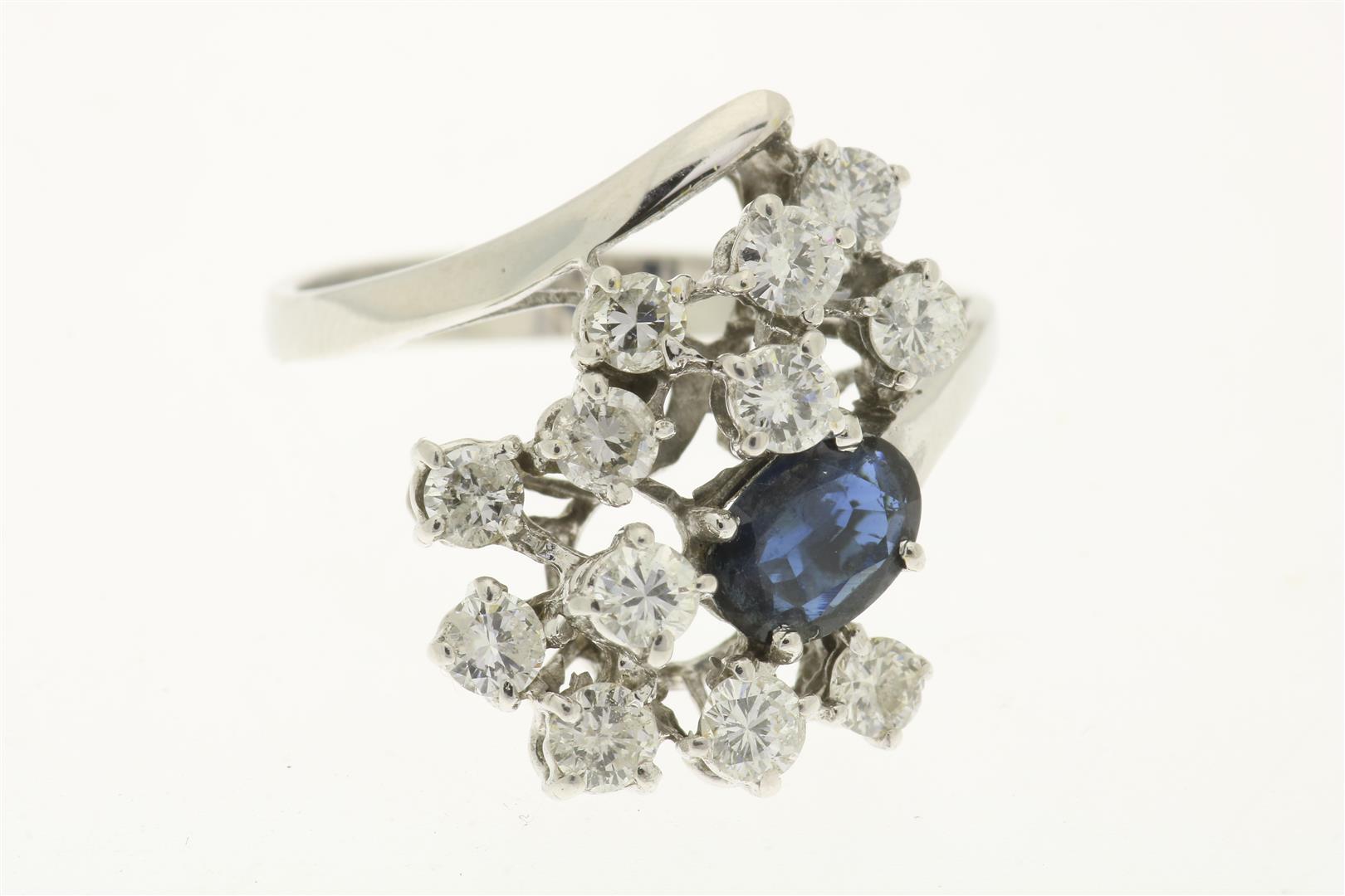 White gold cocktail ring, set with diamonds 0.50 ct. set and blue sapphire, grade 750/000, gross