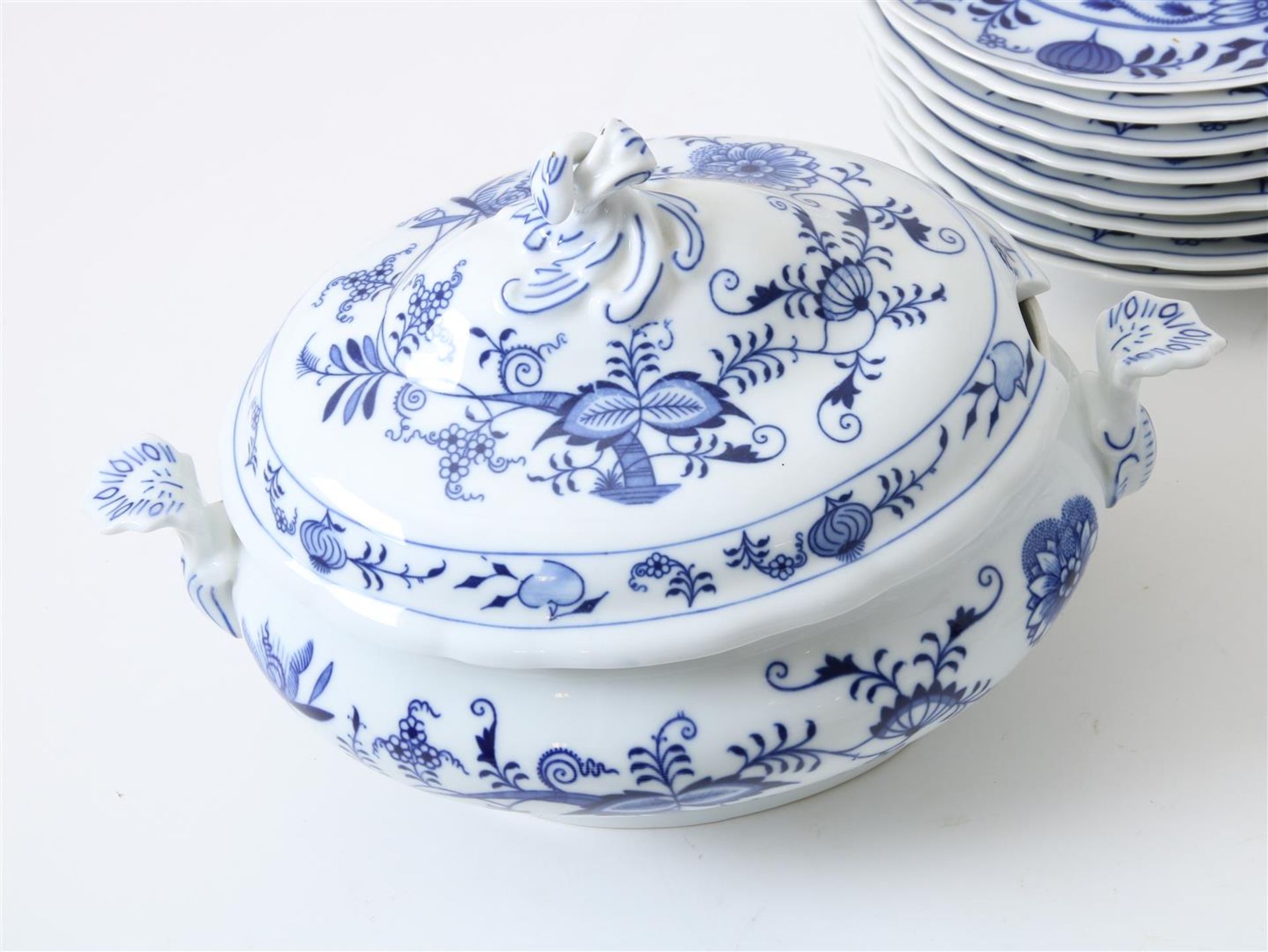 Approximately 50 pieces of porcelain tableware with zwiebelmuster decor, including bowls, - Image 3 of 9