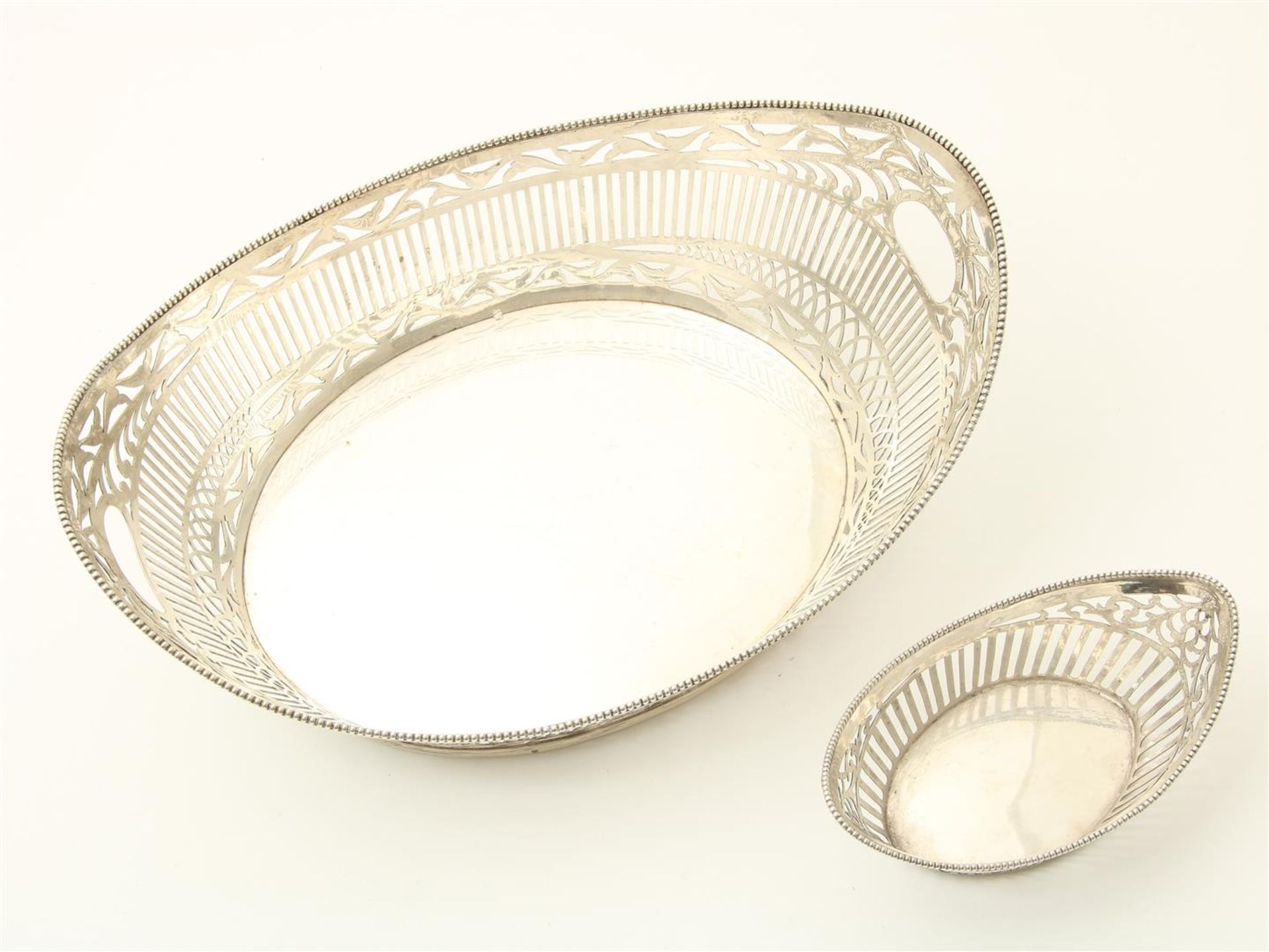 Lot consisting of a silver bread basket, pierced and trimmed with a pearl edge, and a chocolate - Image 2 of 4