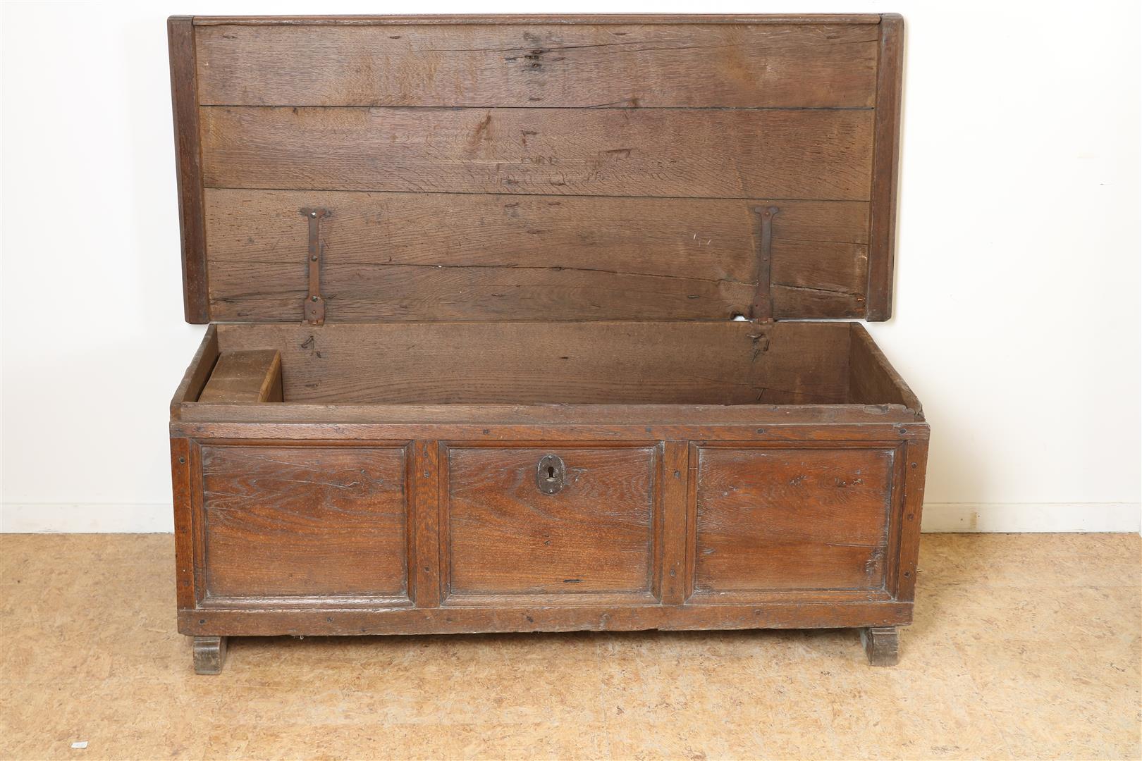 Oak blanket chest with 3 front panels, resting cap, struts, 18th century, 47 x 128 x 55 cm. - Image 2 of 4
