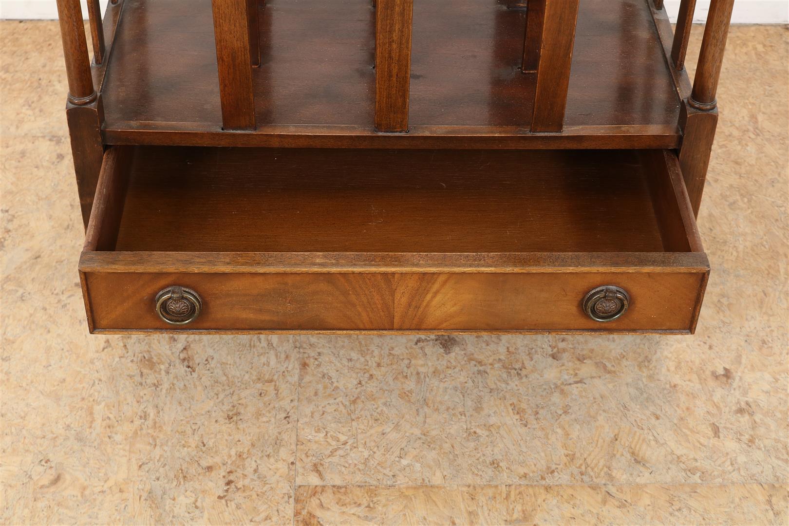 Oak magazine rack, so-called Canterbury with mahogany drawer, England, 53 x 56 x 36 cm. - Image 2 of 4