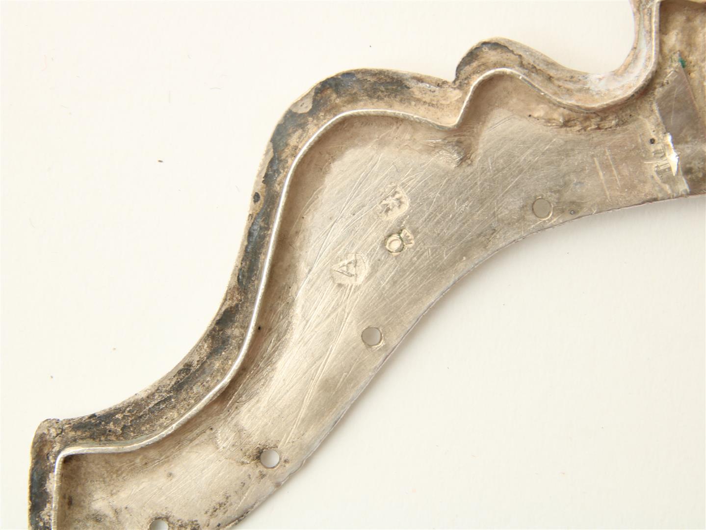 Silver parrot beak bag bracket, circa 1800, gross weight 116 grams, width 15.5 cm. - Image 2 of 2