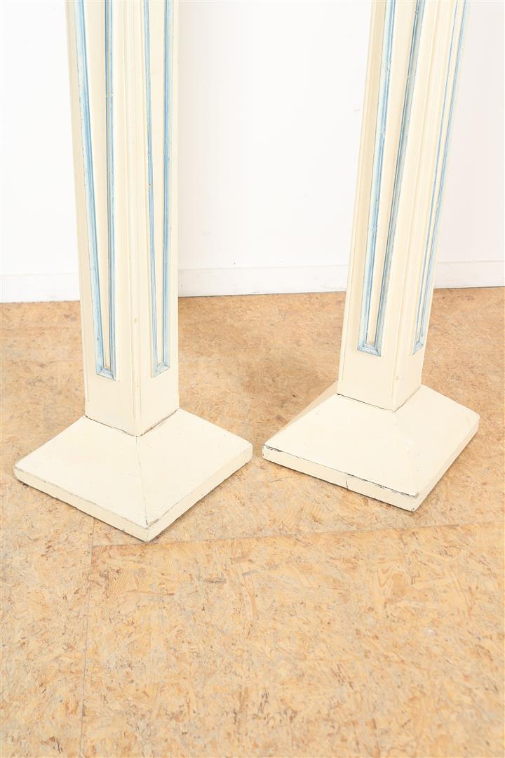 Set of white-painted decorative pillars with carved rosettes, height 100 cm. - Image 3 of 4
