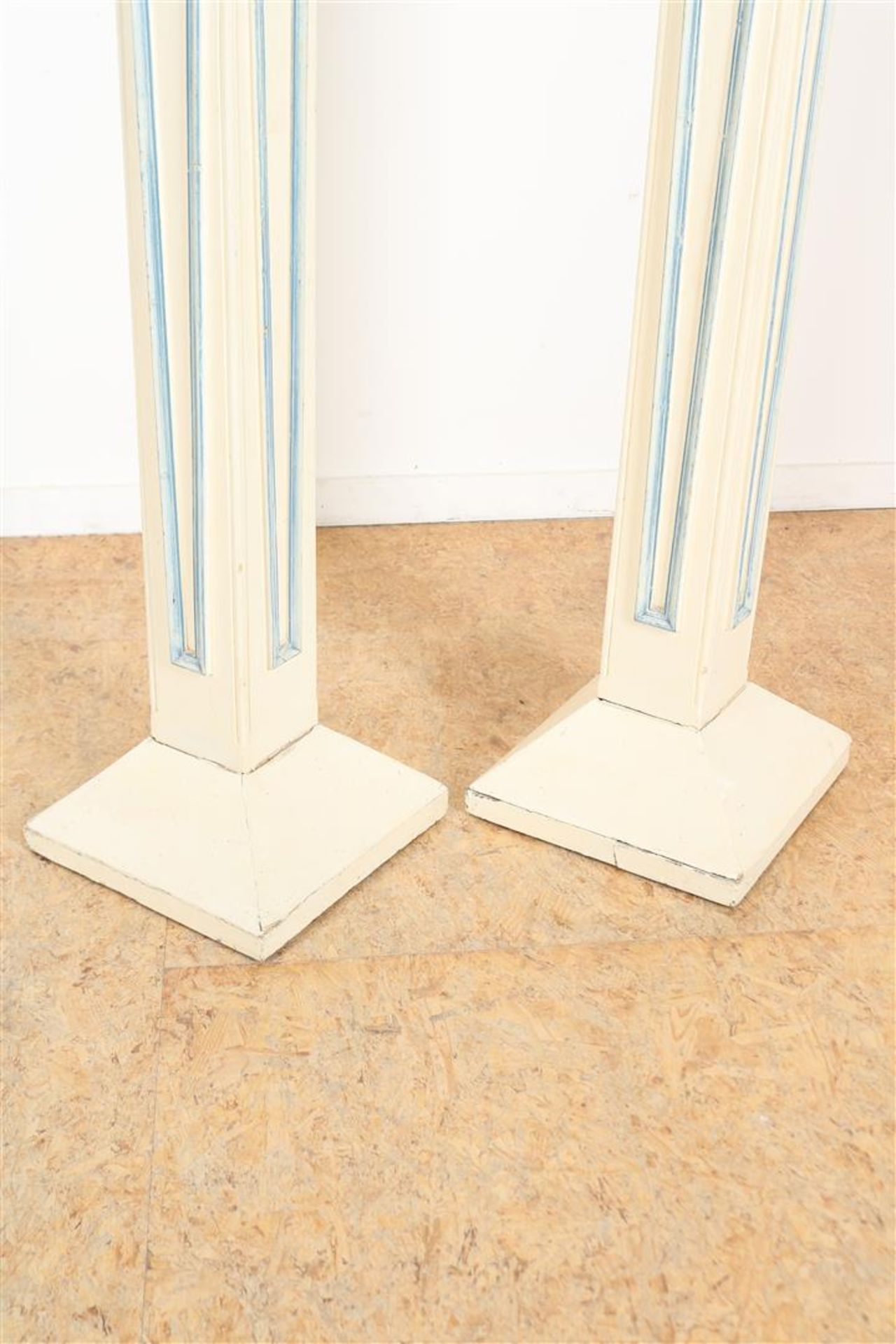 Set of white-painted decorative pillars  - Bild 3 aus 4