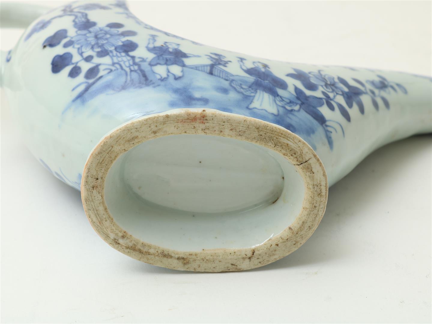 Porcelain Qianlong sauce boat with scrolling handles, blue white decor of Long Lisa and child, - Image 4 of 5