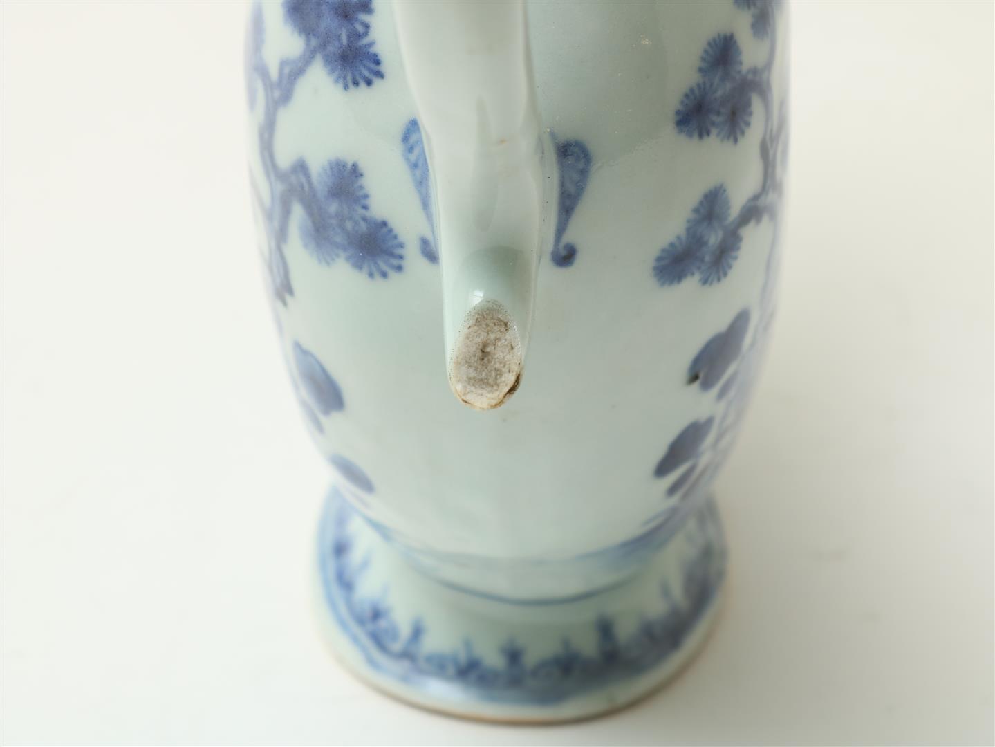 Porcelain Qianlong sauce boat with scrolling handles, blue white decor of Long Lisa and child, - Image 5 of 5