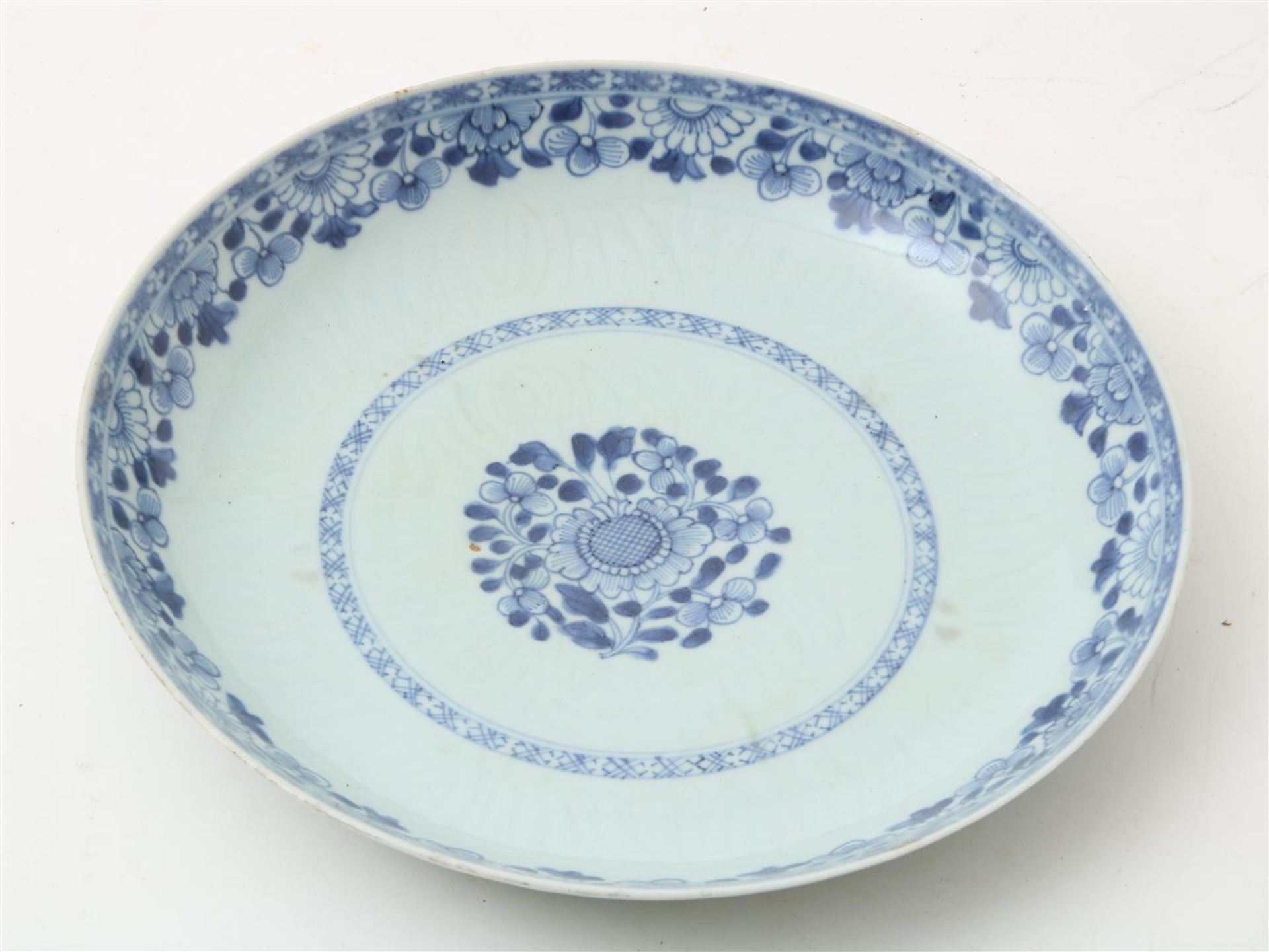 Set of Qianlong dishes decorated with flowers, diameter: 29 cm. (chip and hairline) - Image 3 of 9