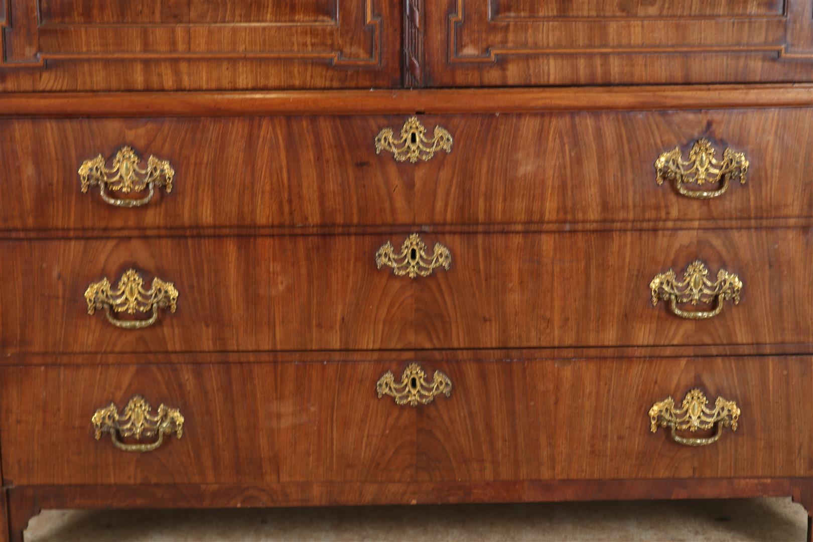 Mahogany veneered gate cabinet, with straight hood with gallery edge decorated with pilasters, 2 - Image 5 of 6