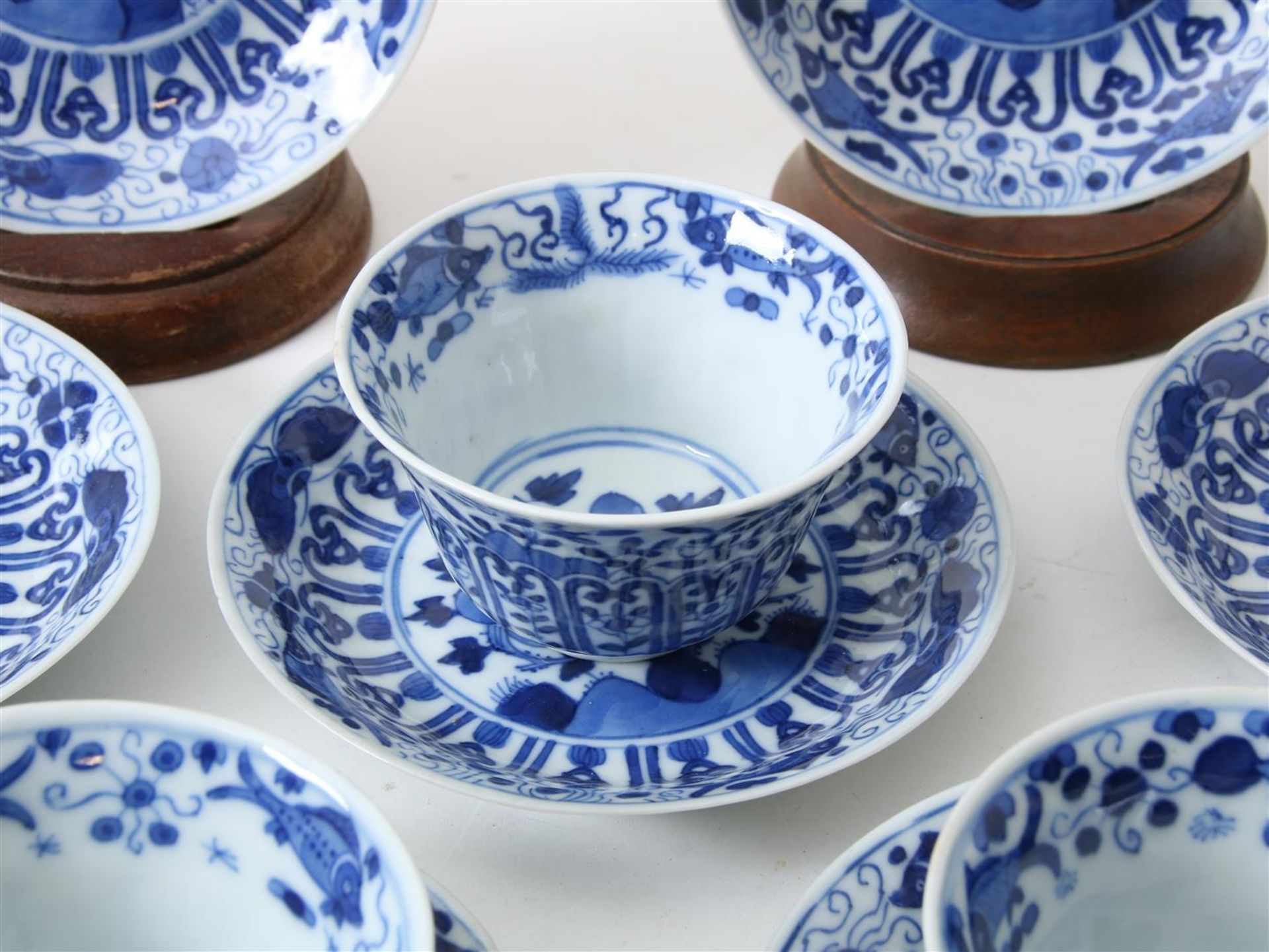 Lot of 12 porcelain cups and 11 saucers decorated in blue with perch and butterfly decor, China - Image 8 of 19