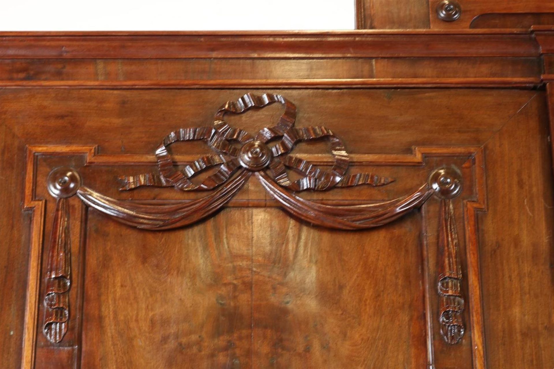 Mahogany Louis XVI cabinet, 2 panel doors with carved garlands and 4 drawers with bronze fittings, - Image 4 of 7