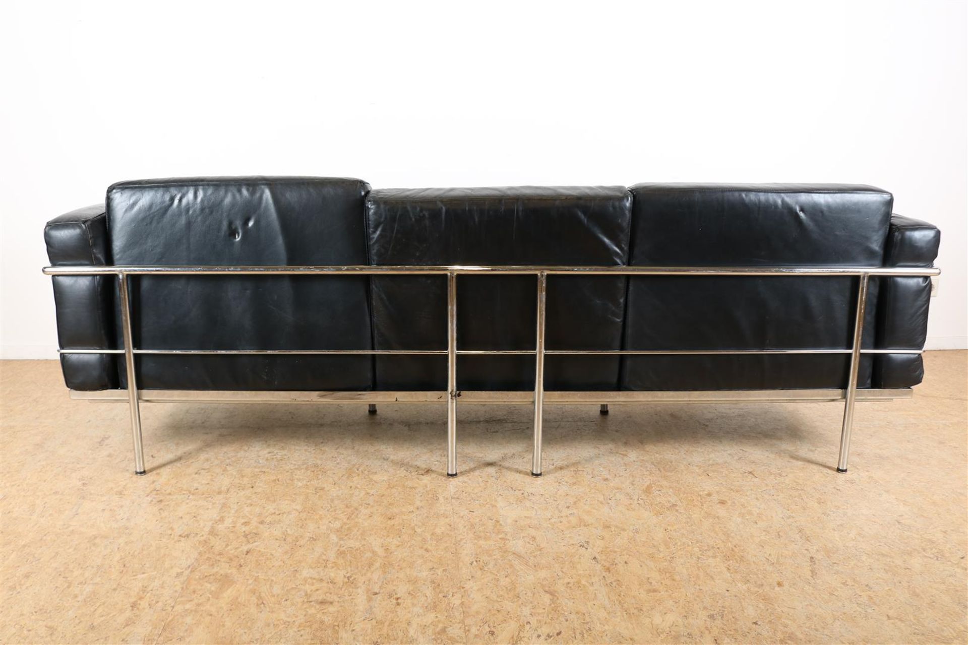 Three-person sofa with black leather cushions on chrome base, modeled after Le Corbusier design, - Image 3 of 3