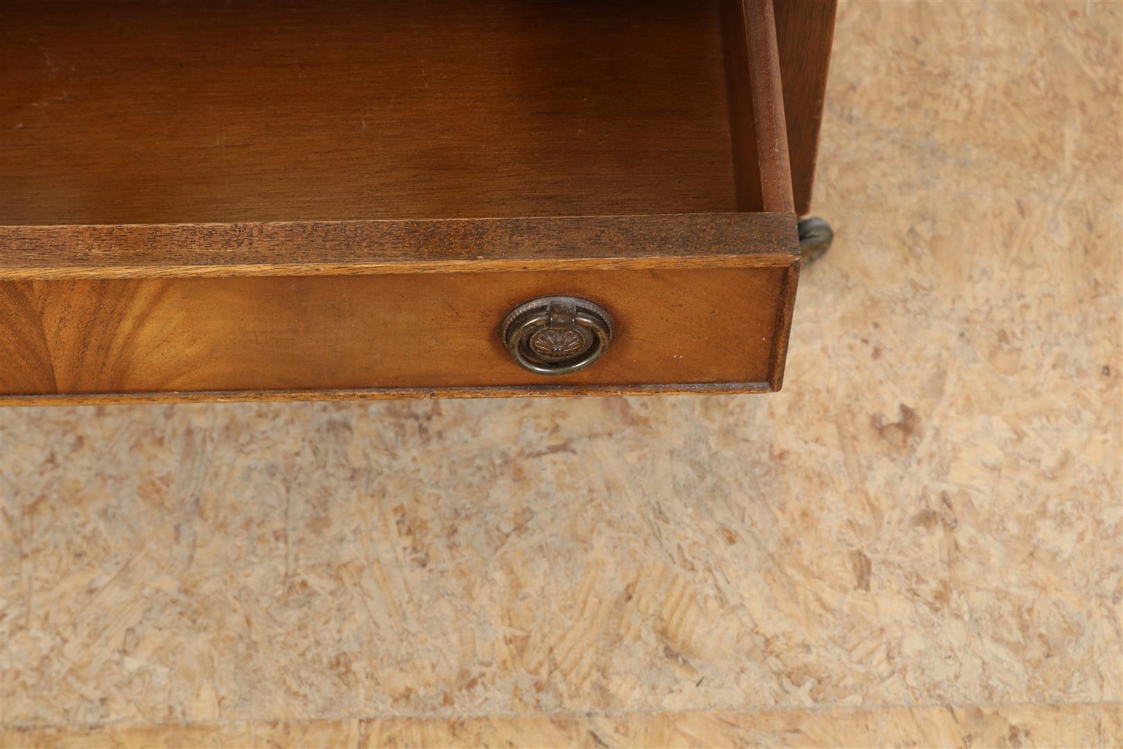 Oak magazine rack, so-called Canterbury with mahogany drawer, England, 53 x 56 x 36 cm. - Image 3 of 4