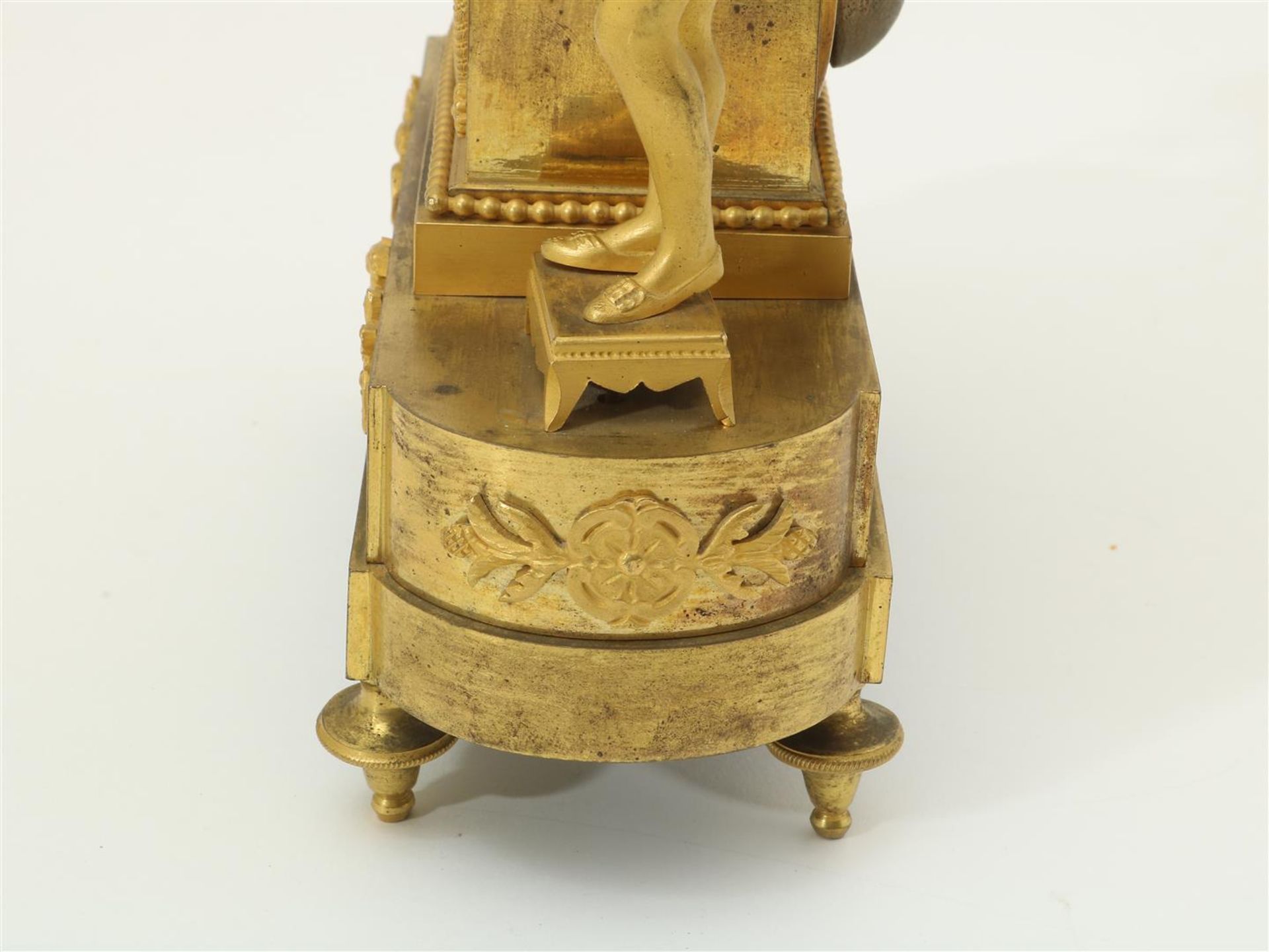 Fire-gilt Empire mantel clock with musician and sheet music, with running and percussion - Image 6 of 7