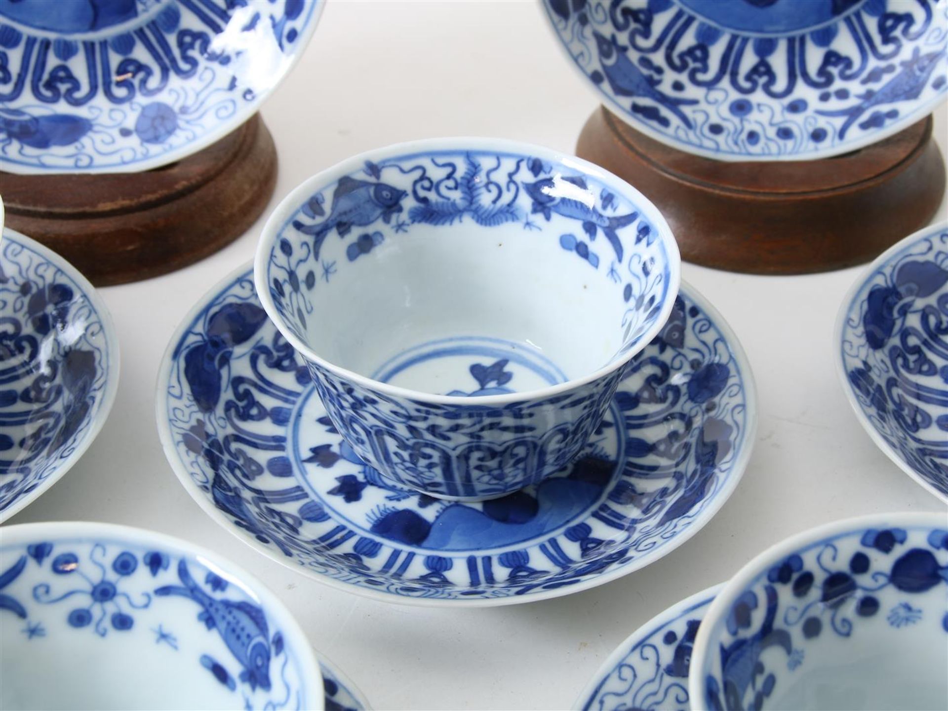 Lot of 12 porcelain cups and 11 saucers decorated in blue with perch and butterfly decor, China - Image 4 of 19