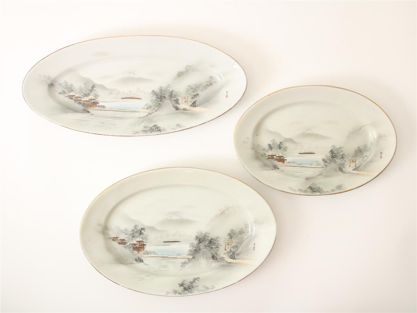 Series of 3 porcelain Kutani serving bowls with Mount Fuji decor, signed bottom right, Japan,