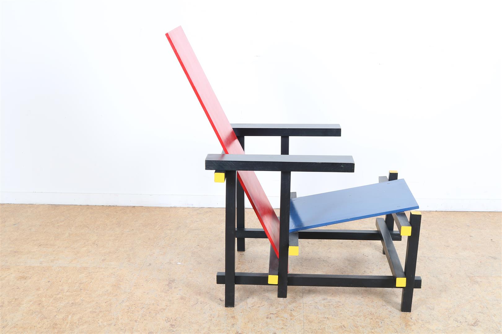 Lacquered wooden chair, so-called 'red-blue chair', after Gerrit Rietveld - Image 2 of 4