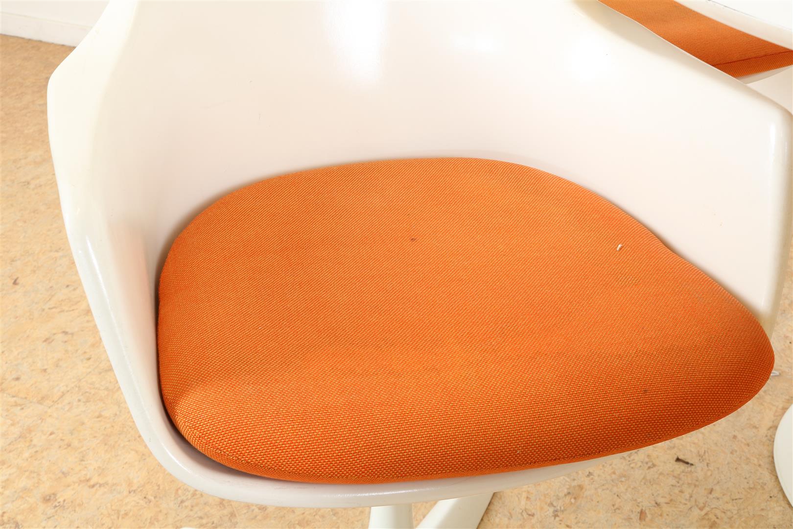 Series of 6 plastic Space Age design chairs with orange seat (user stains), marked Arkana and a - Image 3 of 9