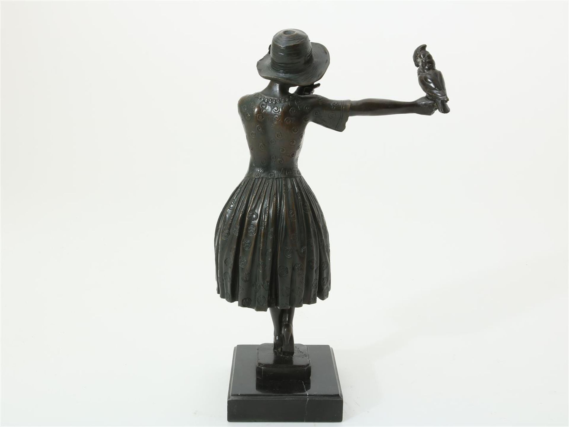 Bronze sculpture of lady with parrot on marble base - Bild 4 aus 4