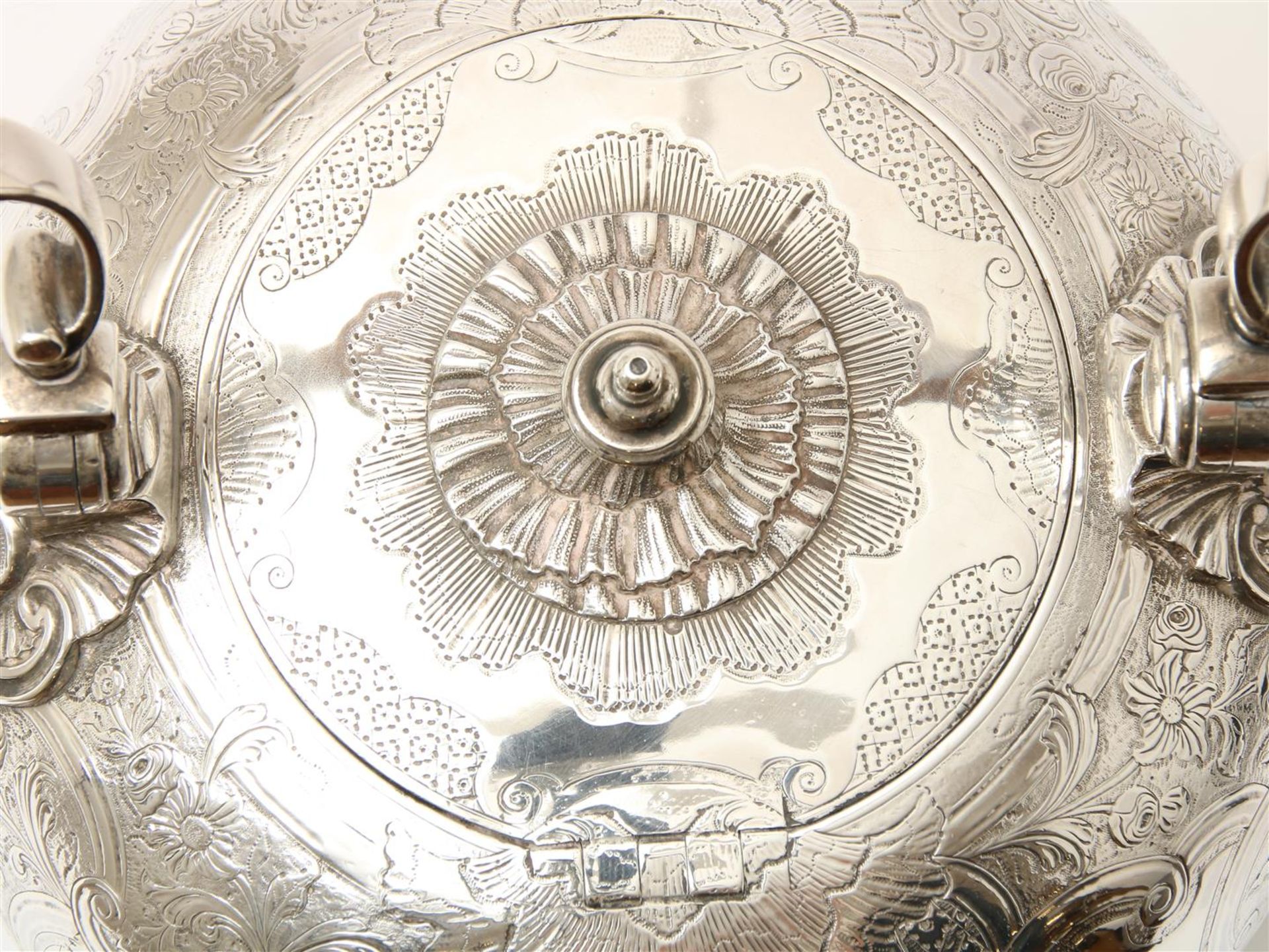 Silver Georgian teapot with engraving of C-volutes, on bouilloire decorated with mascerons and shell - Image 10 of 11