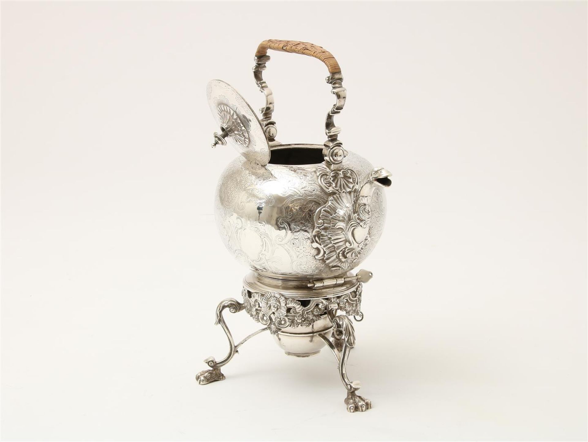 Silver Georgian teapot with engraving of C-volutes, on bouilloire decorated with mascerons and shell - Image 3 of 11