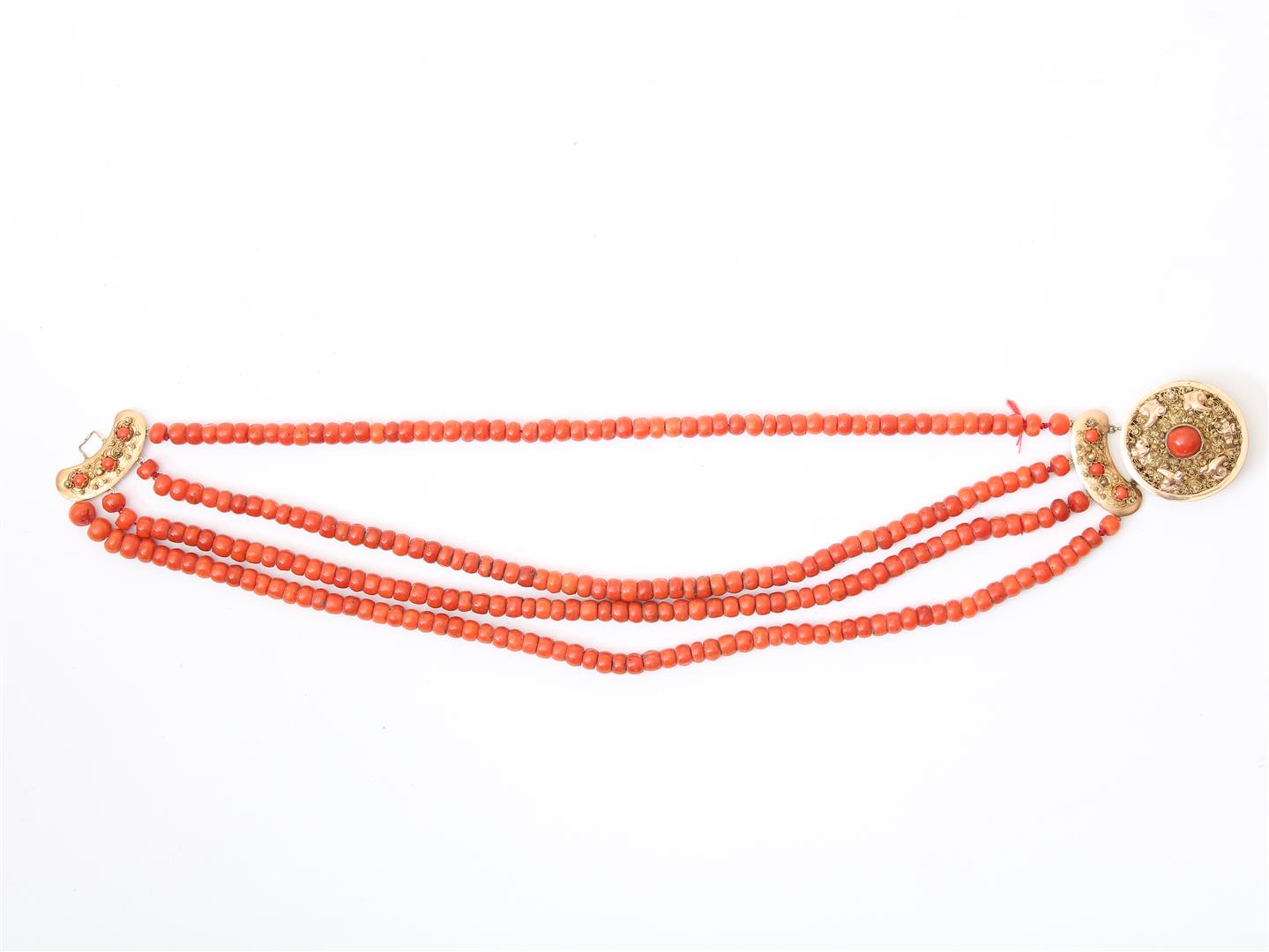 A 4-strand red coral cheese necklace with an openwork round gold filigree clasp - Image 3 of 3