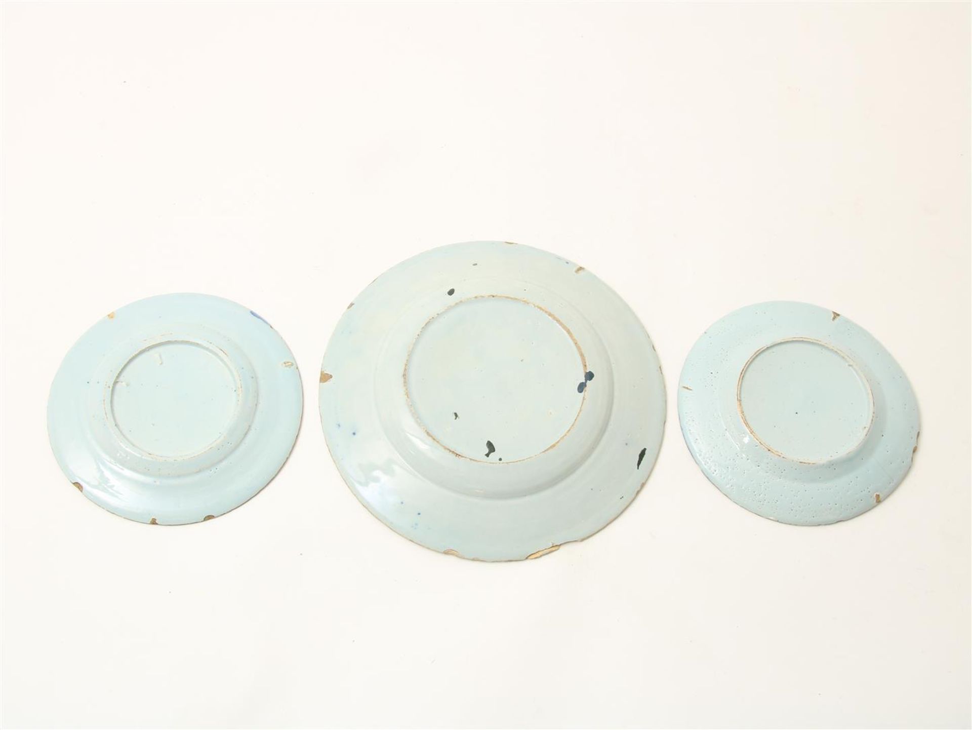 Lot of 3 earthenware plates, 2 with Chinoiserie decor and 1 decorated with flowers, Delft 18th - Image 5 of 6