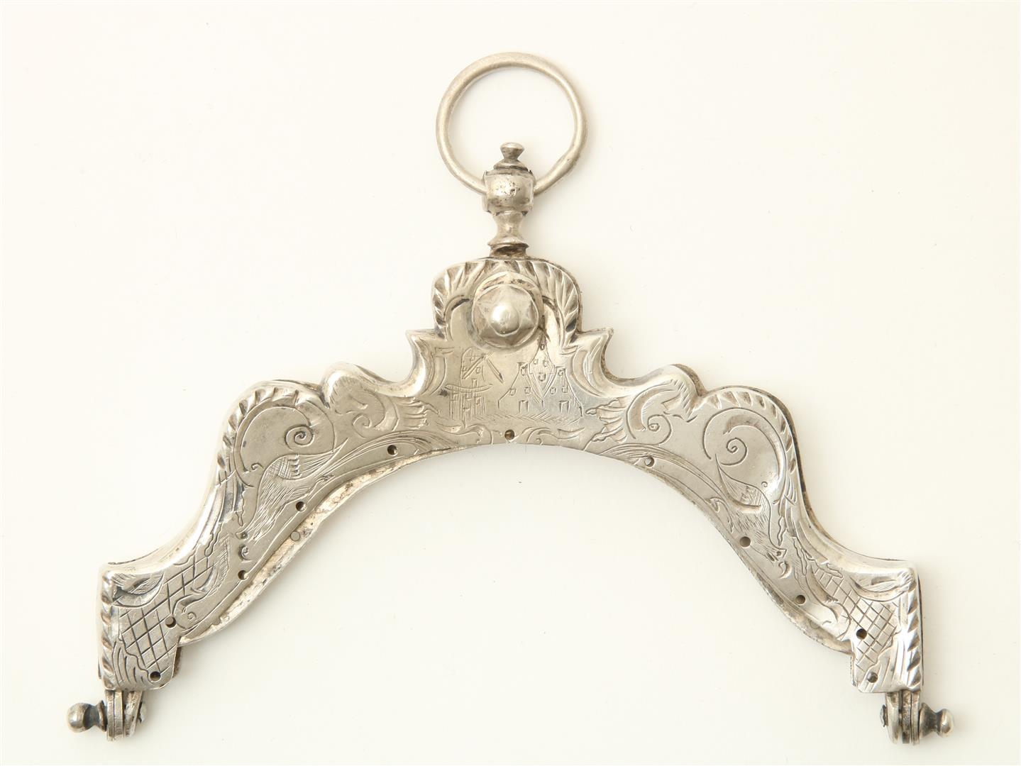 Silver parrot beak bag bracket, circa 1800, gross weight 116 grams, width 15.5 cm.