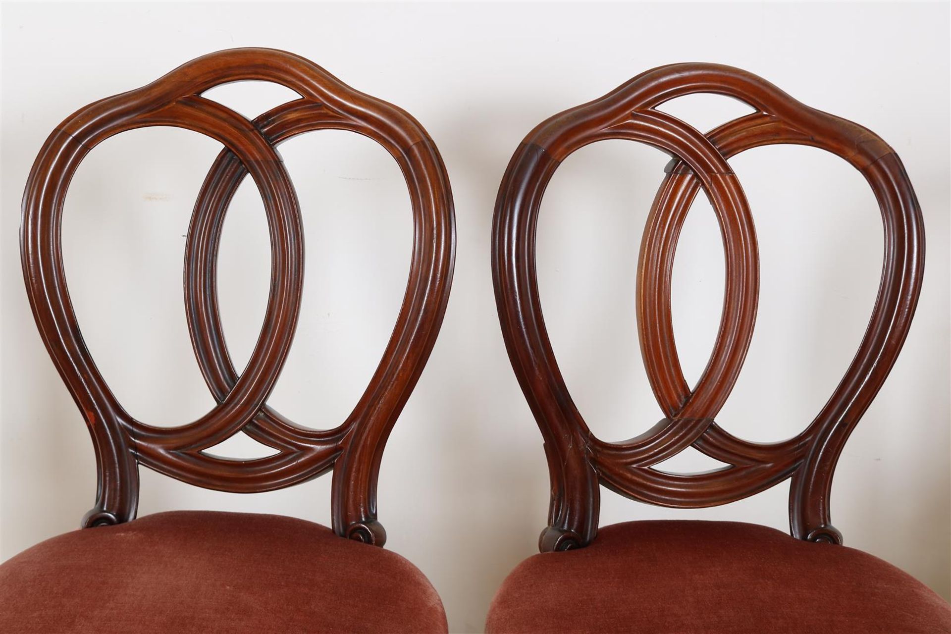 Set of 5 oak pretzel chairs with pink velvet, early 20th century. - Image 2 of 5