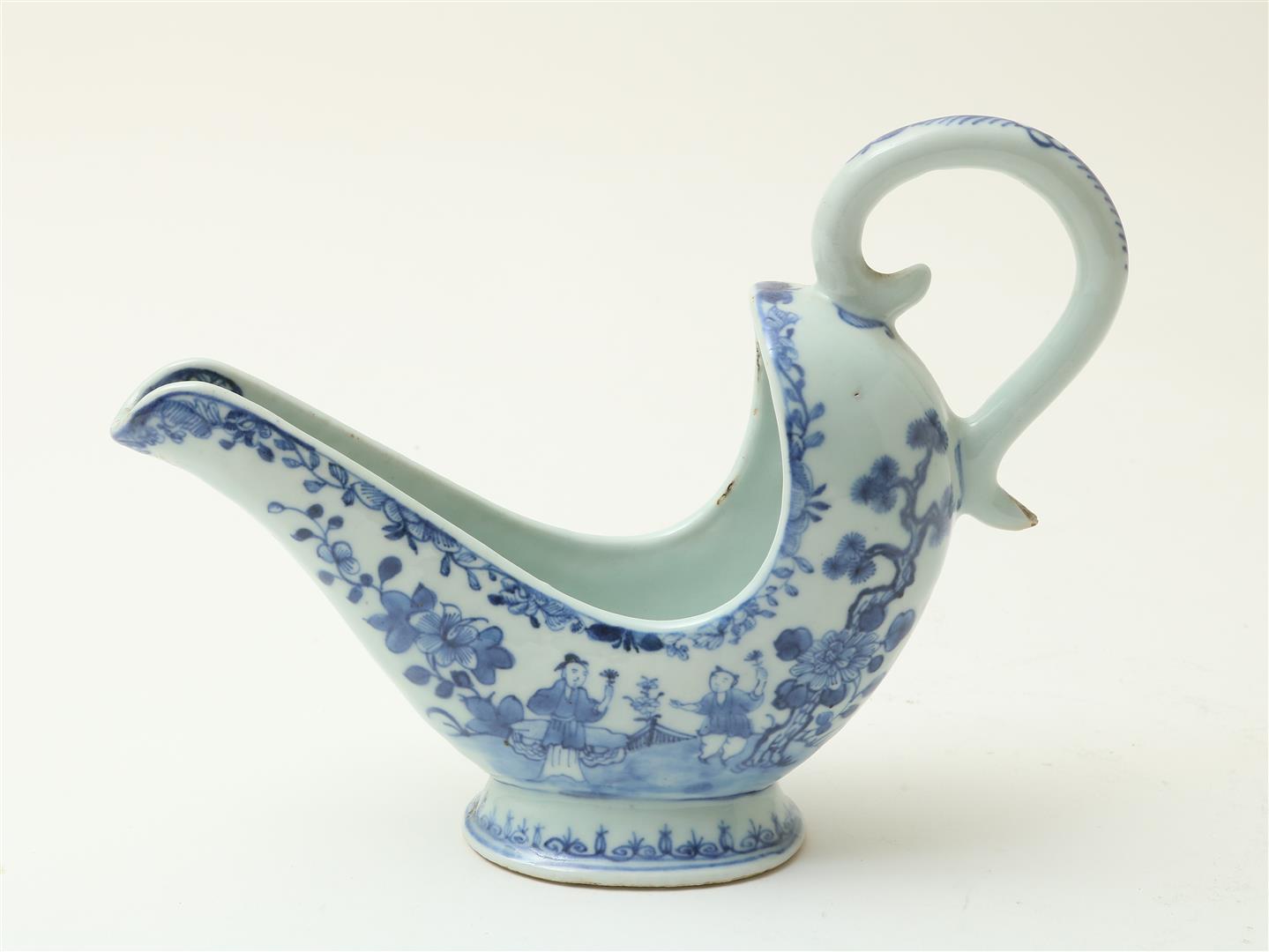 Porcelain Qianlong sauce boat with scrolling handles, blue white decor of Long Lisa and child, - Image 2 of 5