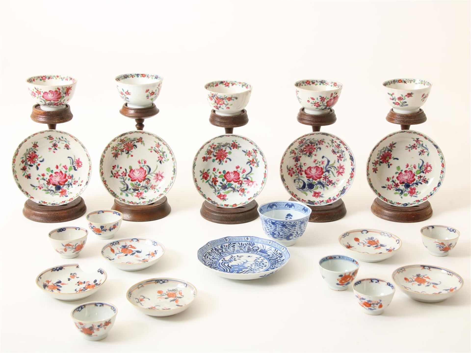 Series of 5 Qianlong cups and saucers with flower decor, China 18th century (3 saucers and 1 cup