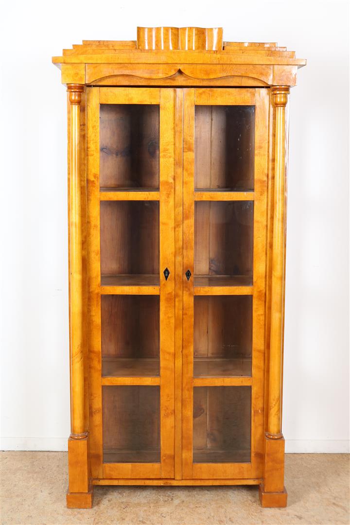 Walnut veneered Biedermeier display cabinet with stepped cornice and 2 partly glass doors flanked by